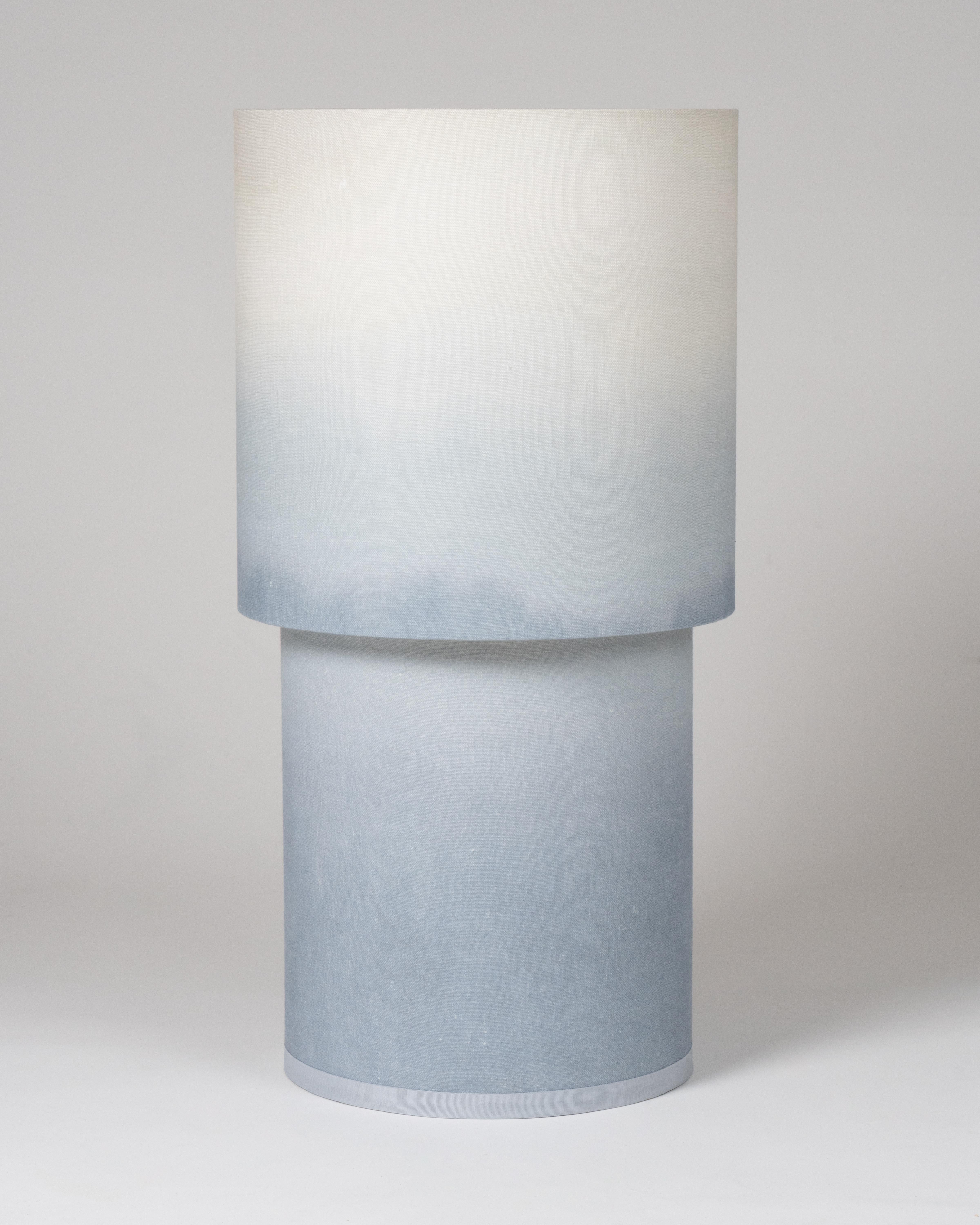 Lampadaire Cirrus VIII d'Elsa Foulon
Pièce unique.
Dimensions : D 33 x L 33 x H 100 cm
MATERIAL : Bois sculpté, tissu.
Toutes nos lampes peuvent être câblées en fonction de chaque pays. S'il est vendu aux États-Unis, il sera câblé pour les