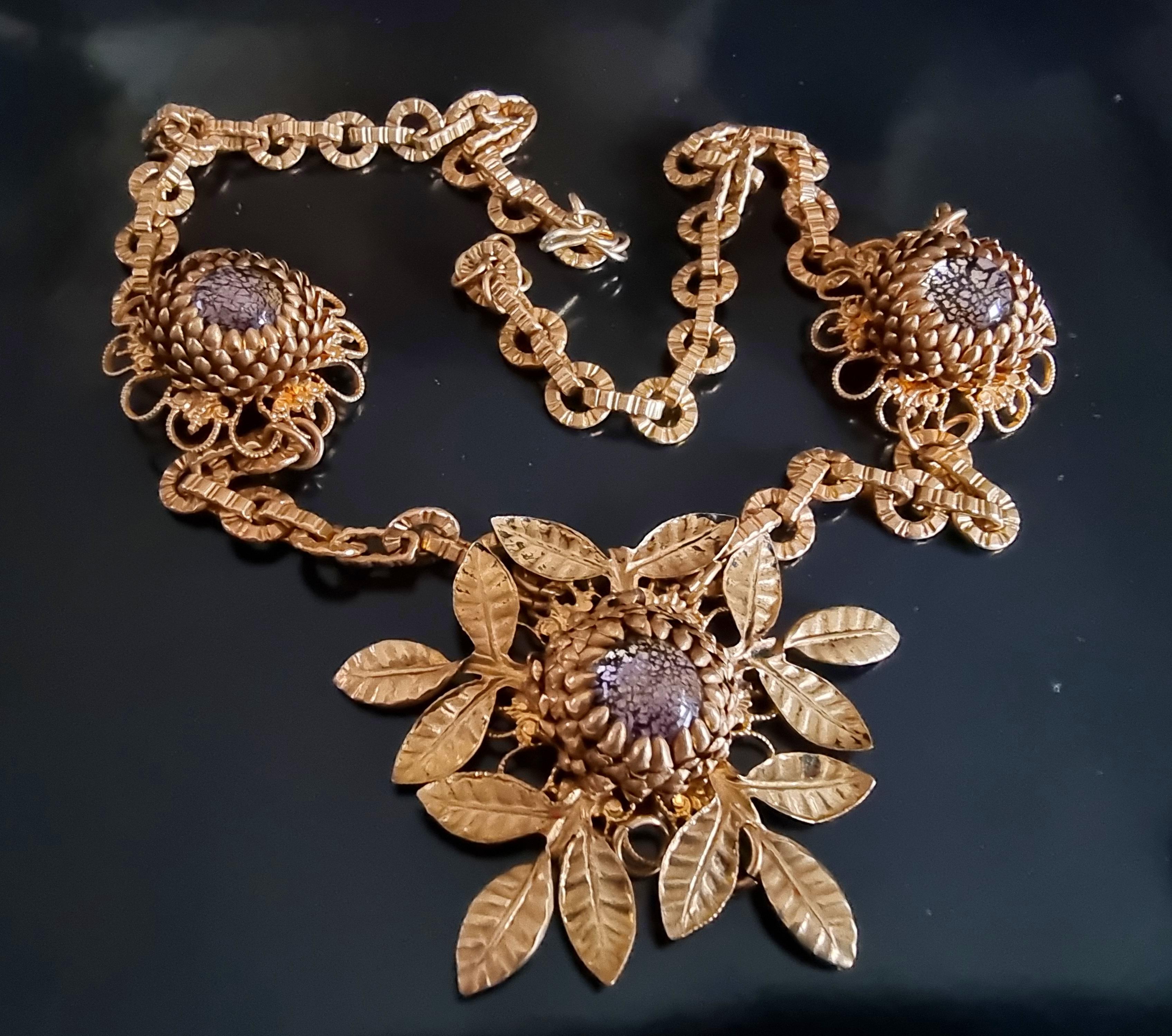 Beautiful old NECKLACE,
50s vintage,
High Fashion designer CIS countess Cissy ZOLTOWSKA,
total length 60 cm, medallion height 5 cm, medallion width 6.5 cm,
very rare collector's item, exceptional quality,
good condition.


Countess Cissy Zoltowska -