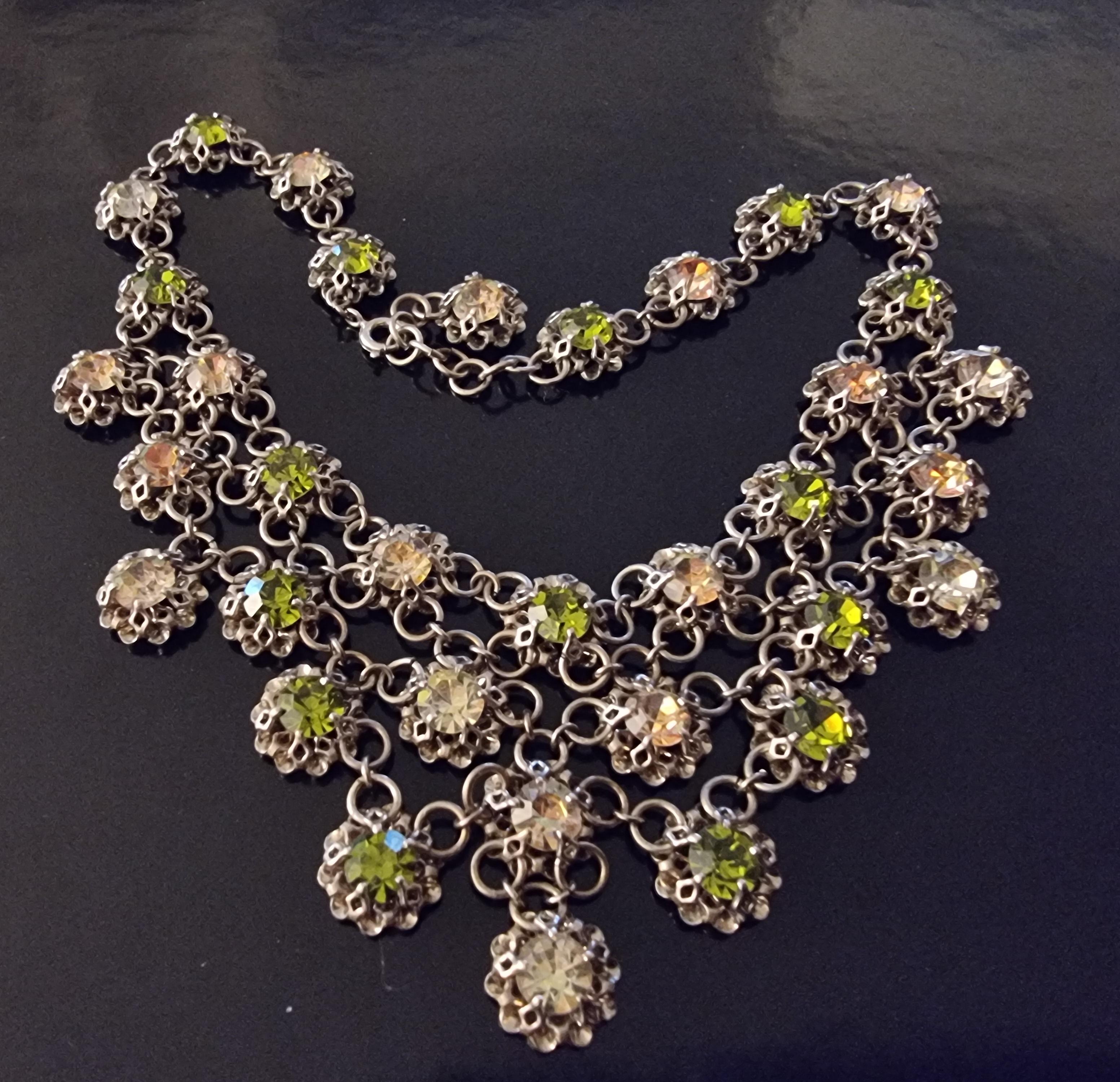 Magnifique collier ancien,
Vintage By des années 50,
strass,
La comtesse CIS Cissy ZOLTOWSKA, créatrice de haute couture,
Longueur totale 39 cm, longueur de la chaîne du fermoir 4 cm,
très bon état.

La comtesse Cissy Zoltowska - un nom synonyme