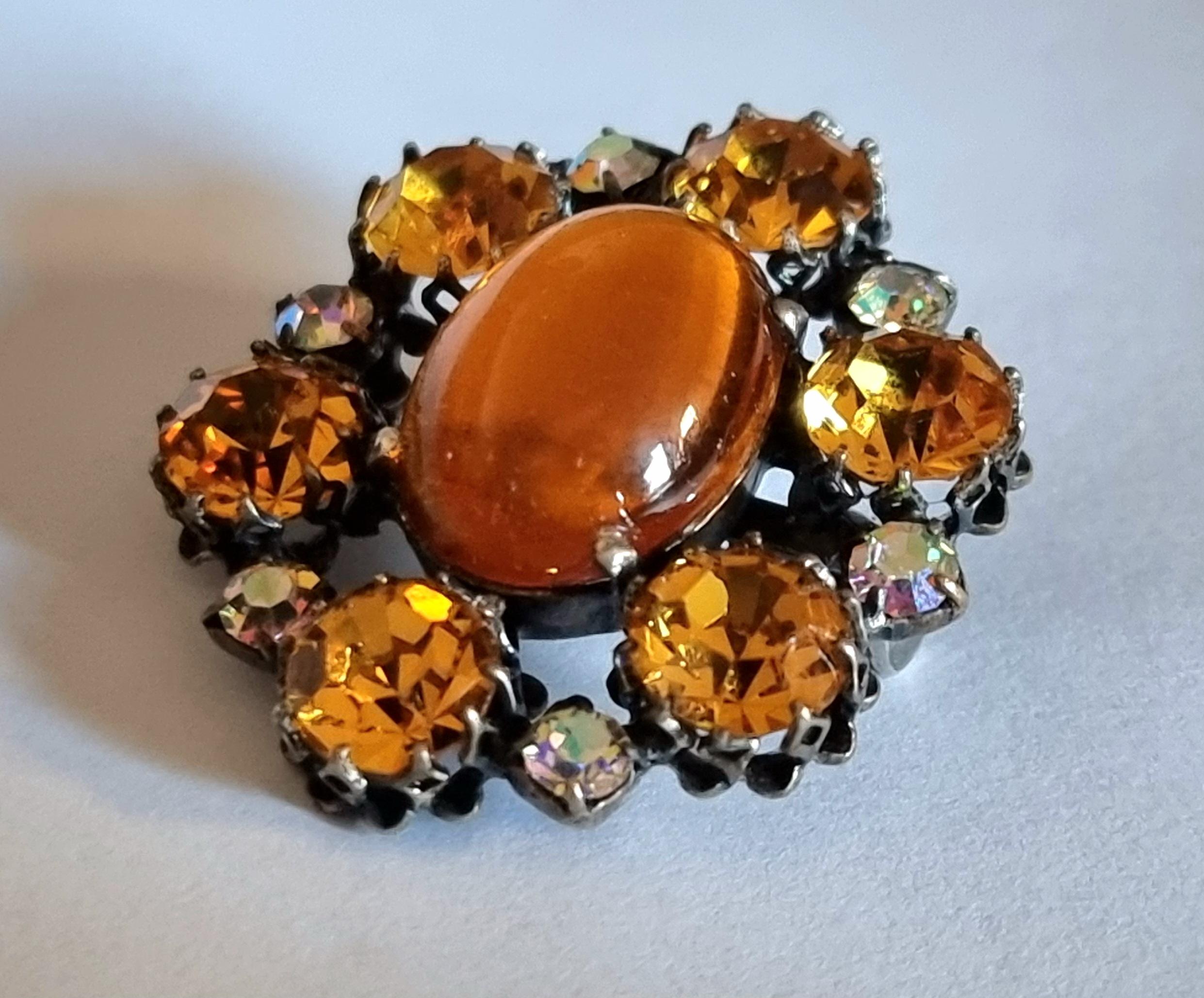 Magnificent old brooch,
50s vintage,
High Fashion designer CIS countess Cissy ZOLTOWSKA,
length 3,5cm, width 3cm,
very good state.

Countess Cissy Zoltowska - a name synonymous with elegance and refinement - was an exceptional artist who became