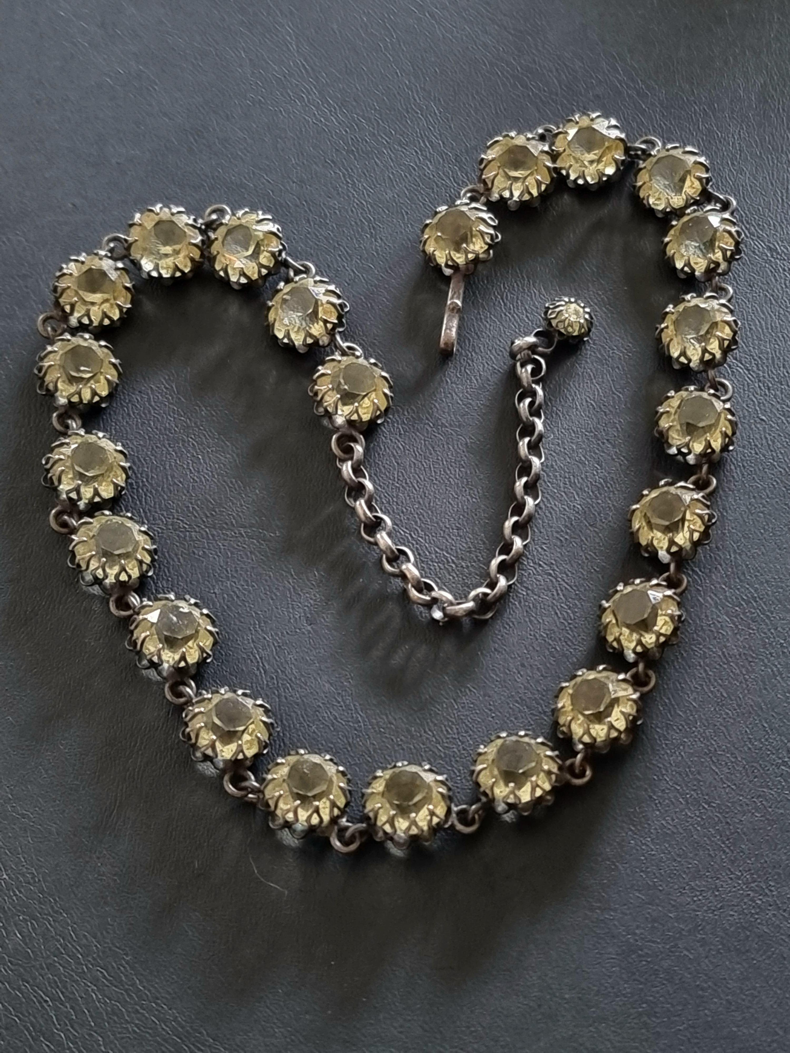 Magnificent old NECKLACE,
vintage from the 50s,
multi-color glass cabochons,
haute couture designer CIS Countess Cissy ZOLTOWSKA,
total length 46 cm, length without clasp chain 35 cm, weight 28 g,
adjustable length,
very good state.

Countess Cissy