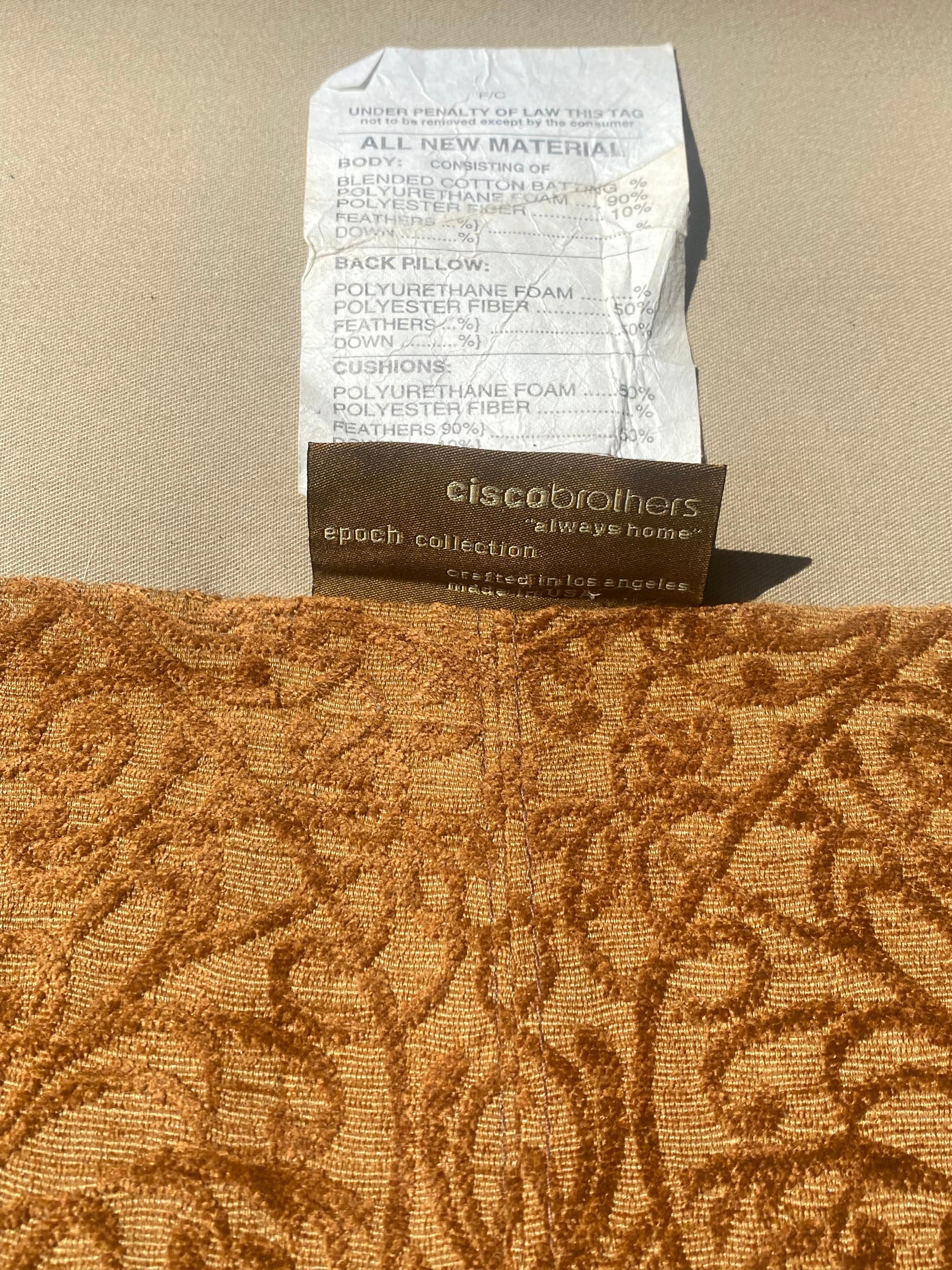 Ensemble de deux canapés à roulettes en duvet et textile brodé Cisco Brothers anglais en vente 3