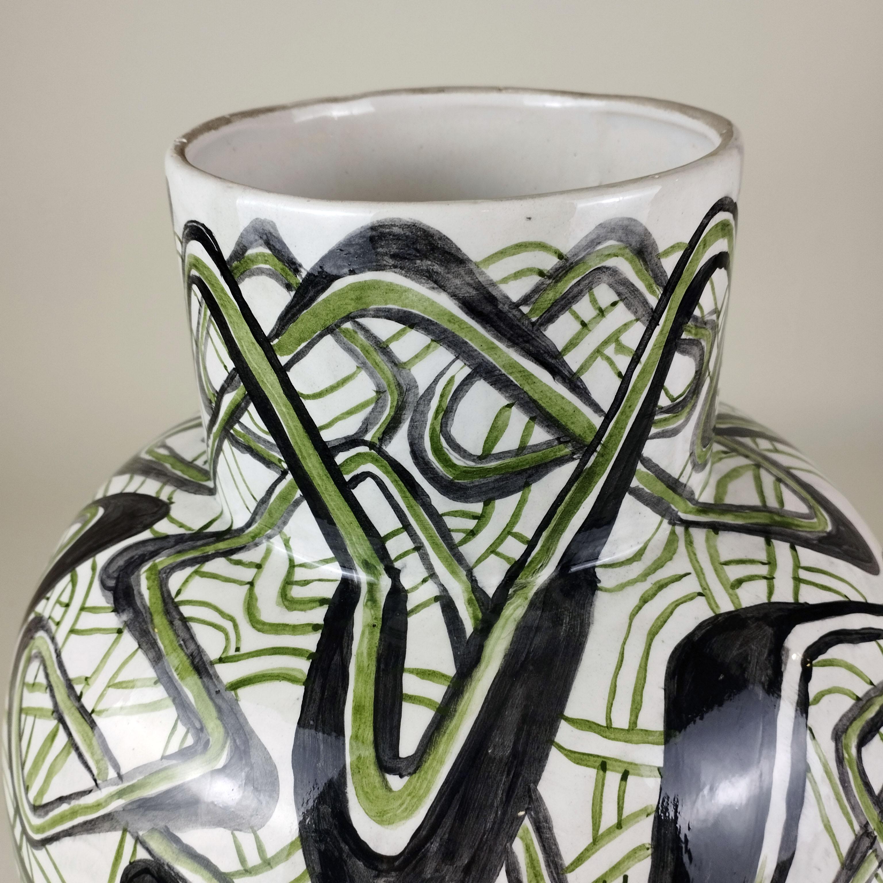 Un grande vaso di ceramica bianca dipinto a mano con linee verdi e nere dall'artista messicano Cisco Jiménez. Le linee del vaso si intrecciano in una composizione dinamica. Il vaso è firmato e datato 2009 sul fondo.

Cisco Jiménez è un artista