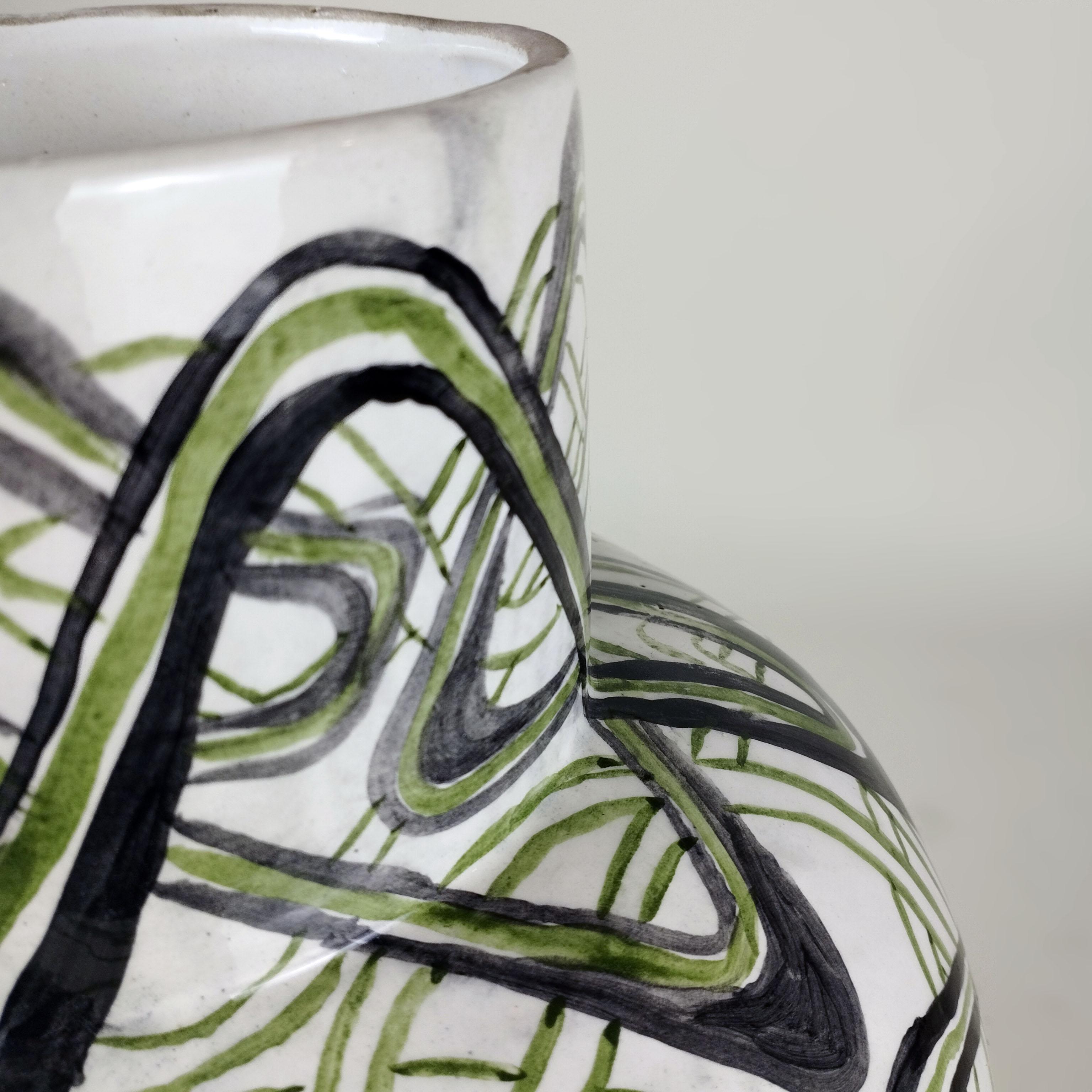 Postmoderno Cisco Jiménez Vaso grande in ceramica dipinto a mano con linee verdi e nere in vendita