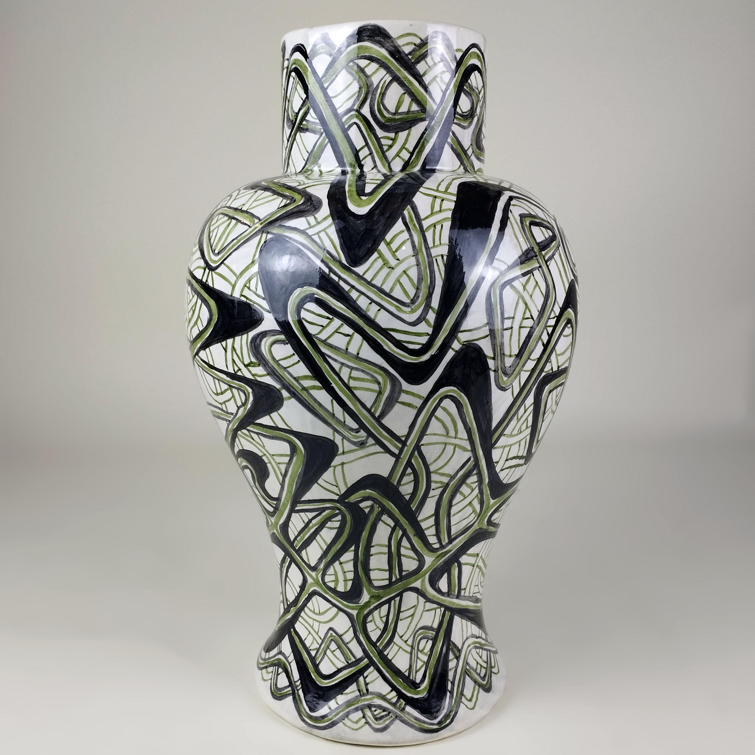 Dipinto a mano Cisco Jiménez Vaso grande in ceramica dipinto a mano con linee verdi e nere in vendita