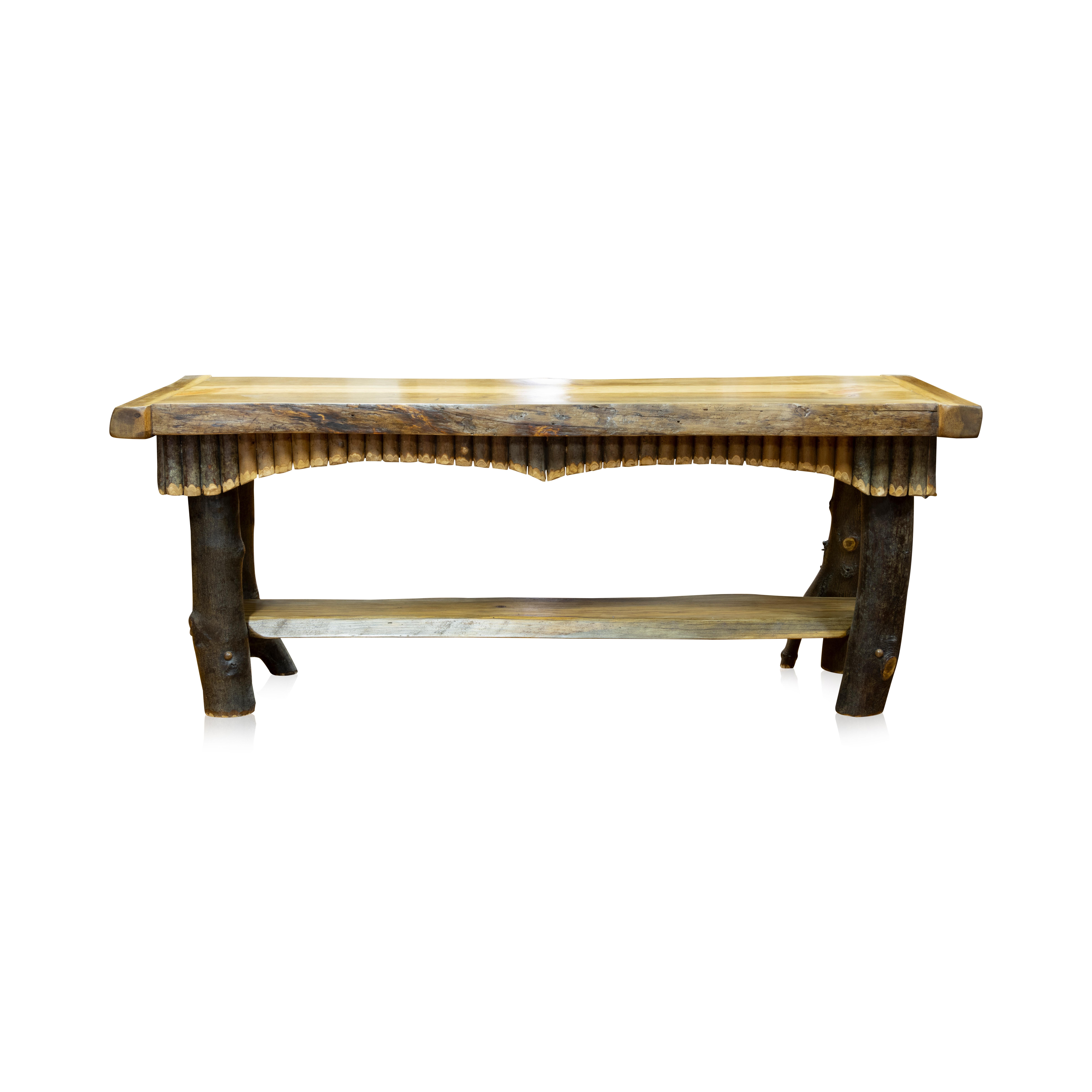 Table basse de style Adirondack de Cisco avec plateau en sapin bleu, extrémités en planche à pain, étagère en sapin bleu, tablier en brindilles et pieds en érable. Assorti à la paire de tables de lampe #D0884. Les couleurs, les ornements, les