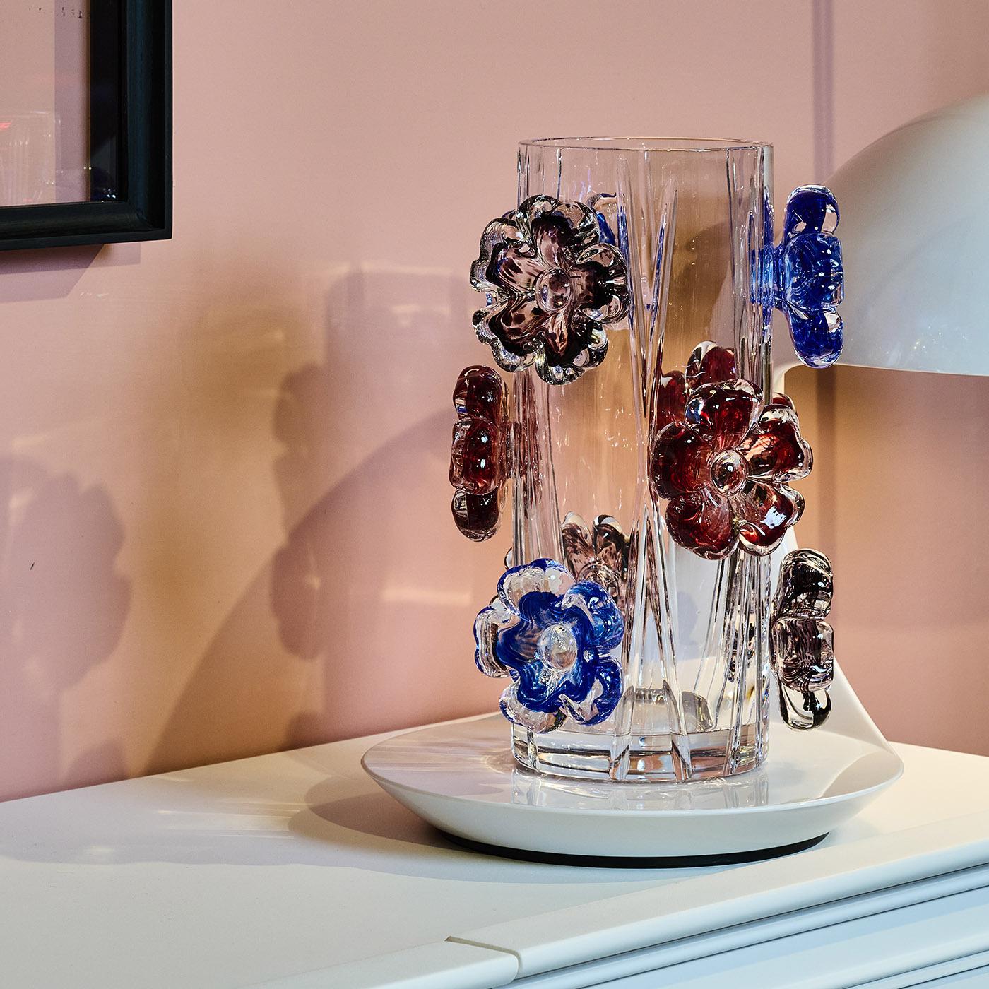 Cistus is a typical Mediterranean flower with a round and showy shape. In nature, the flowering lasts only one day. This unique moment is now coming to life in crystal. The Cistus collection is born composed of cylindrical vases adorned by assorted