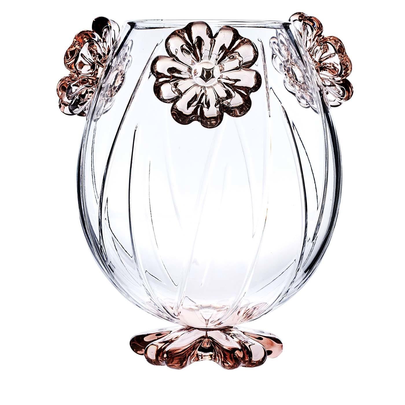 A delicate design entirely crafted by hand using pure crystal with over 24% of PbO is the distinctive feature of this elegant round vase that will imbue with charm and sophistication a classic or modern interior. The gentle curves of the transparent