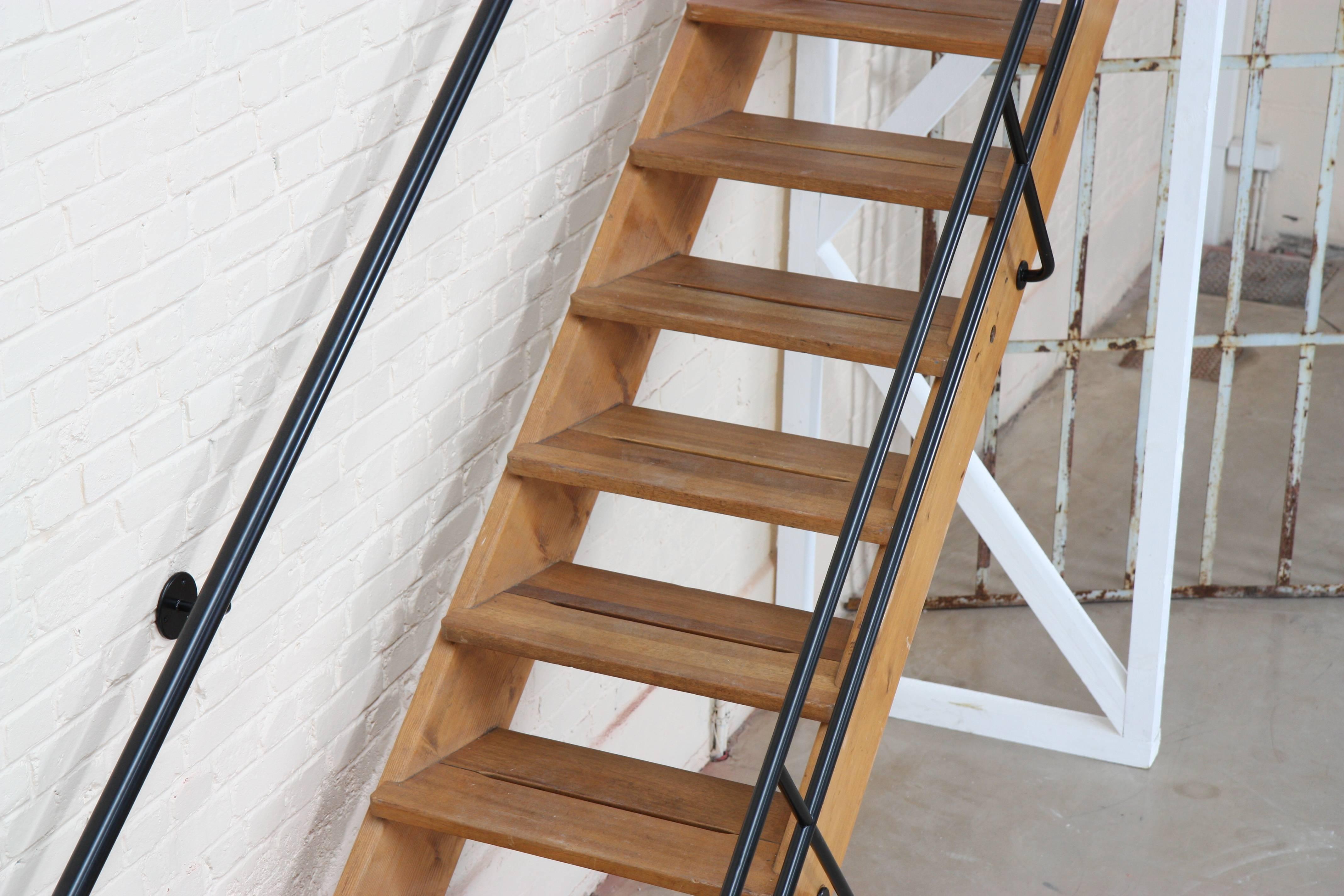 Larch uprights, eleven steps in exotic wood. Ramps in black lacquered metal made by Jean Prouvé workshop.
Restoration of use and maintenance on the ramps.
Provenance: Housing unit, Briey en Forêt.

The staircase, identical in each duplex, is the