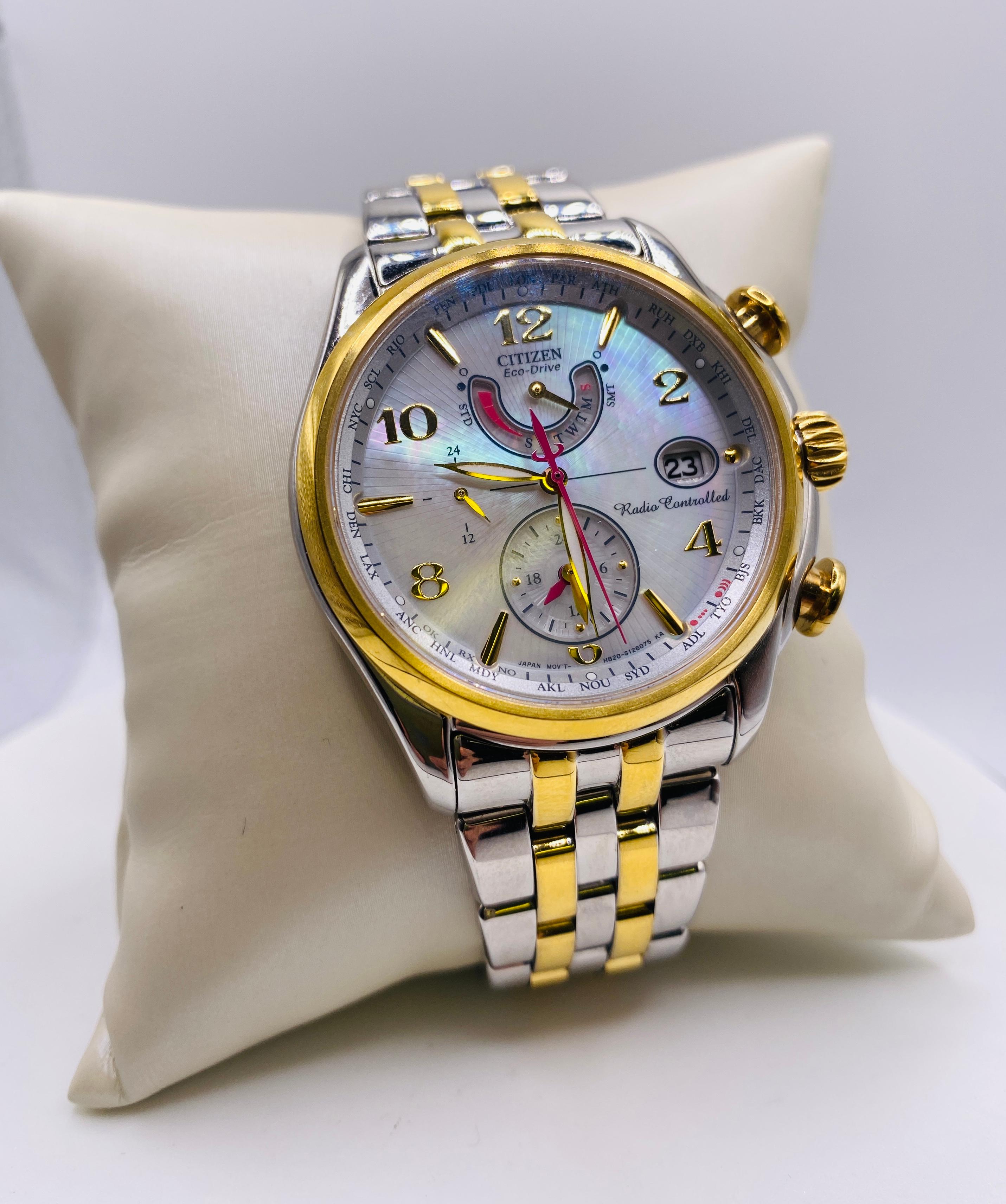 Reloj radiocontrol Citizen Eco Drive de acero inoxidable bicolor con esfera nacarada. Accionado por un movimiento japonés eco-drive de energía solar, radiocontrolado, doble función horaria, día retrógrado y visualización de la fecha, cristal de