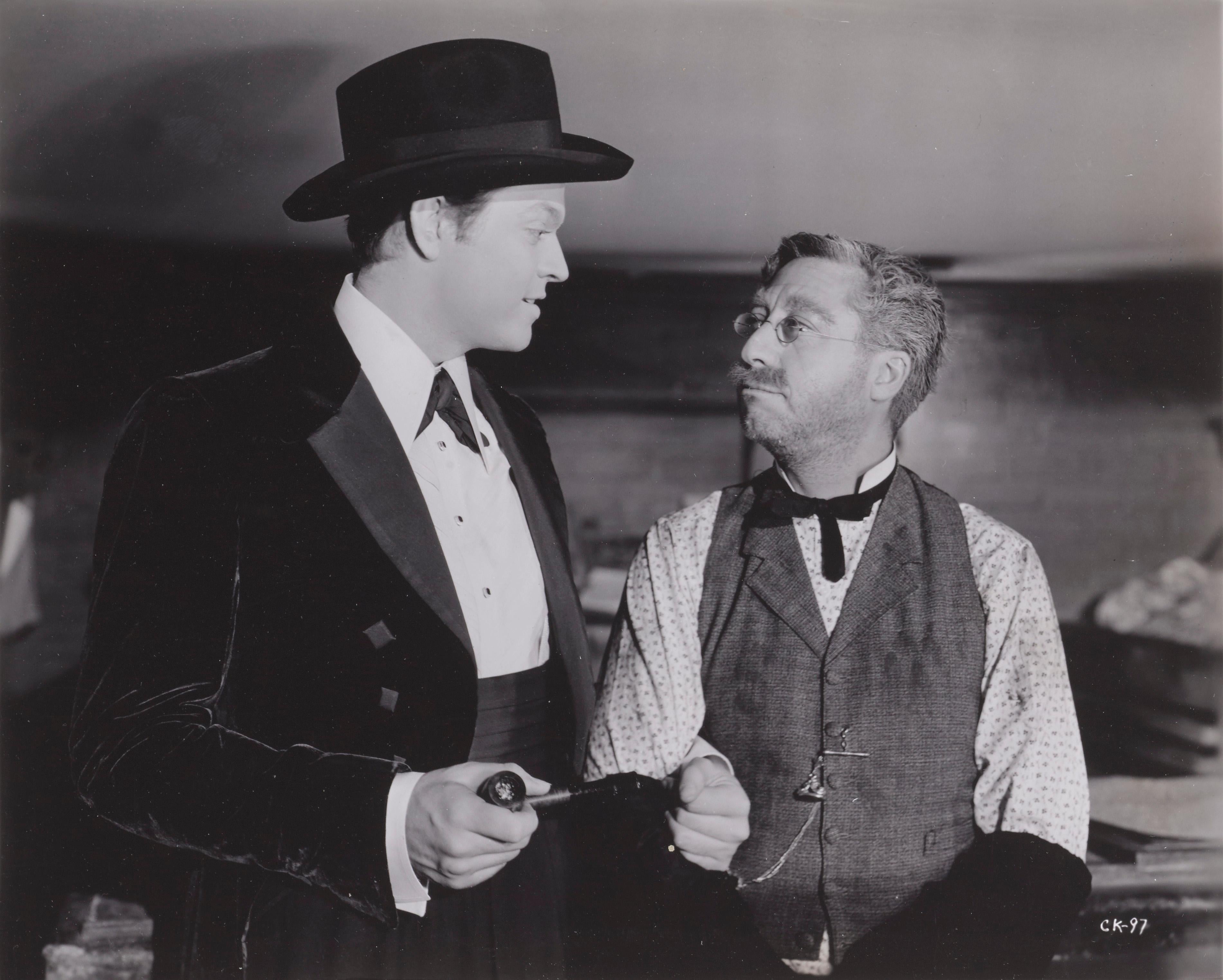 Fotografía de estudio original americana de doble peso y acabado brillante para la película Ciudadano Kane de 1941 Esta película fue protagonizada por Orson Welles, Joseph Cotten  y fue dirigida por Orson Welles.
 
En la parte posterior del marco