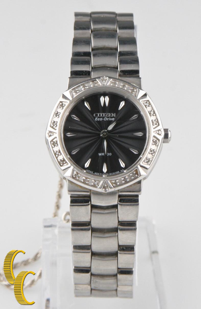 Manufacturer: Citizen.
Model: Eco-Drive.
Japanese quartz movement.
Model number: E031-S053650.
Serial number: 231021067.
Weight: 59 grams.
Good condition. Multiple scratches visible on case, case back, crystal and band.
Does not include the original