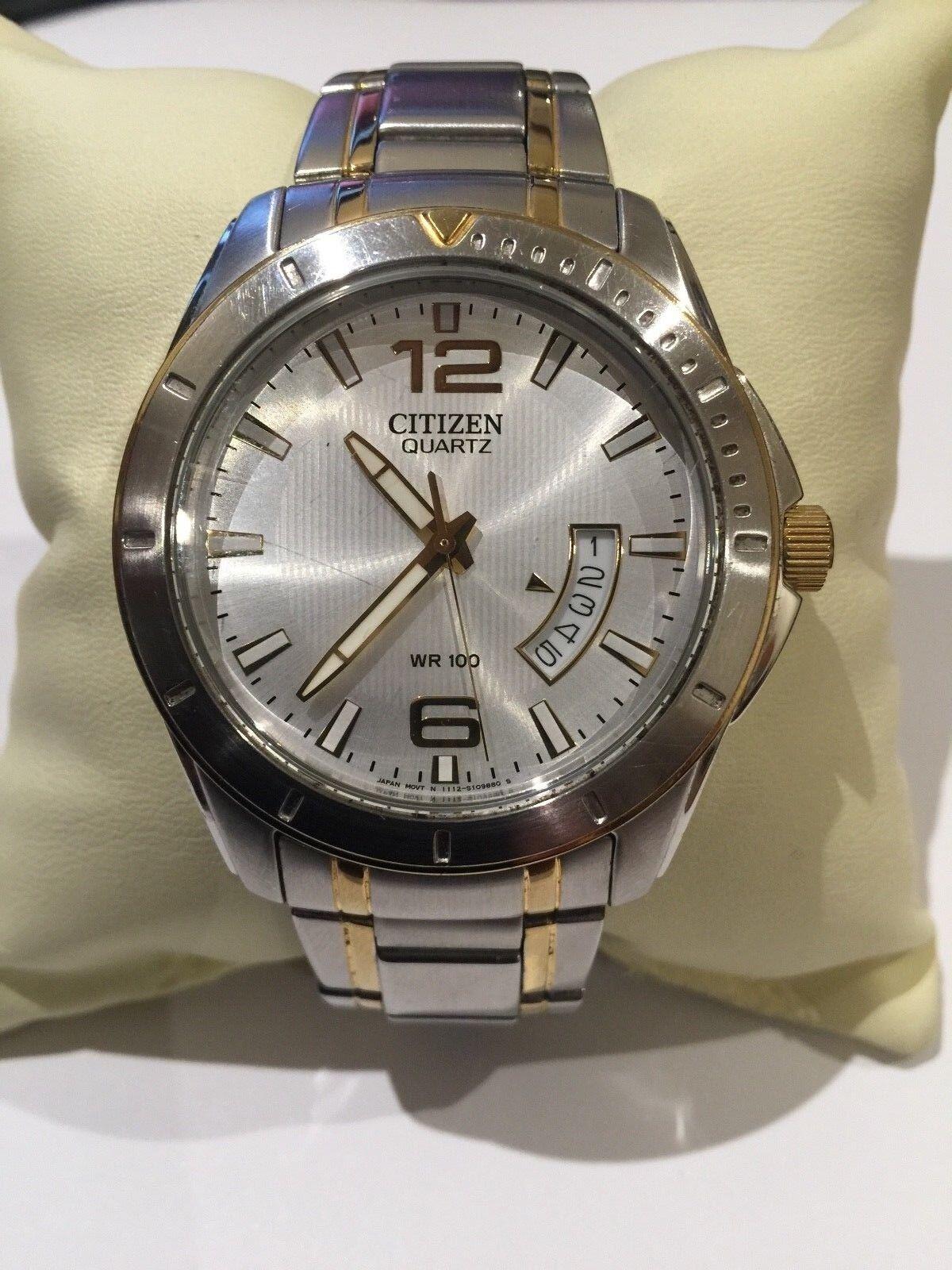Montre Citizen Quartz S/Steel pour hommes avec affichage de la date par chiffres disposés verticalement, cadran en tapisserie argentée, boîtier de 40 mm (couronne non comprise) et bracelet en S/Steel avec accents dorés et mouvement japonais. 

En