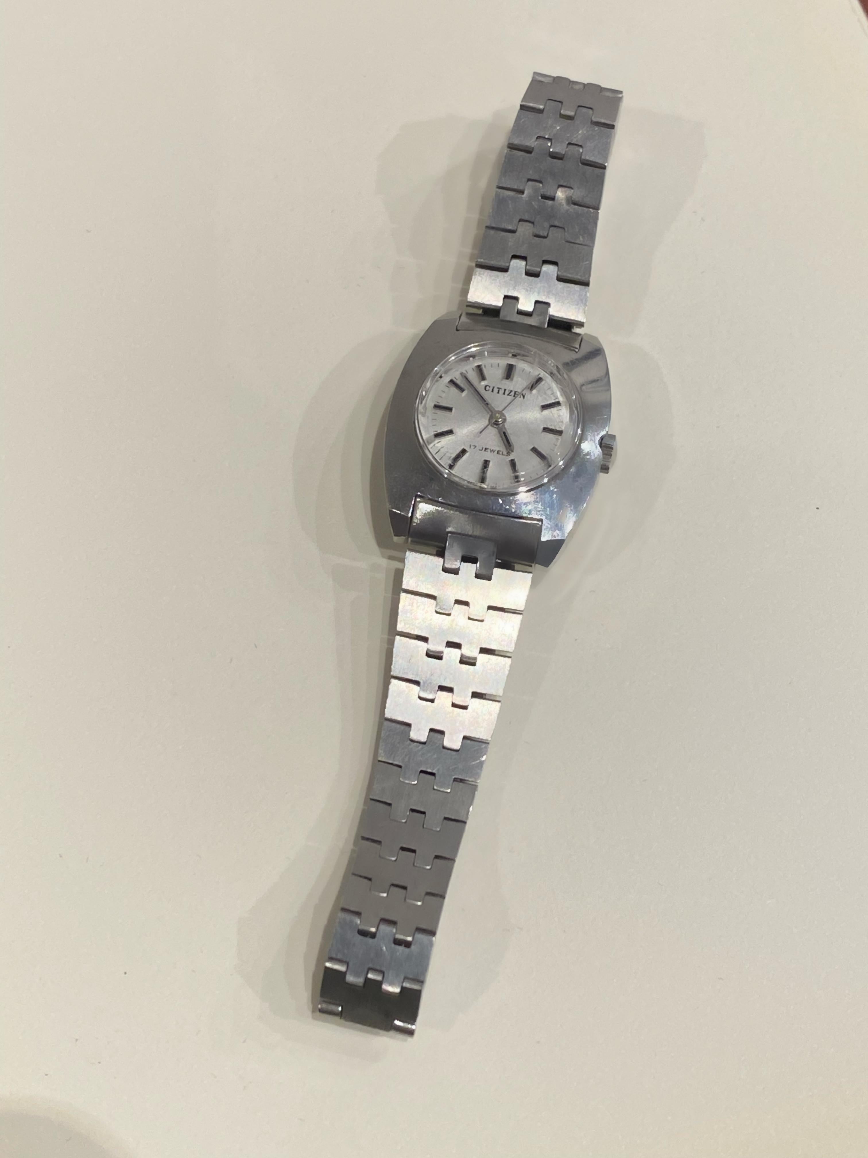 Forme inhabituelle de coussin, 
présenté en acier inoxydable 
Cette montre Citizen pour dames présente les caractéristiques suivantes

25mm x 30mm (d'une patte à l'autre) boîtier
résistant à l'eau,
signé au dos 

Cadran argenté en dessous 
est dans