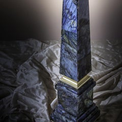 Sculpture d'obélisque en labradorite Citorio par Obsydian Stone