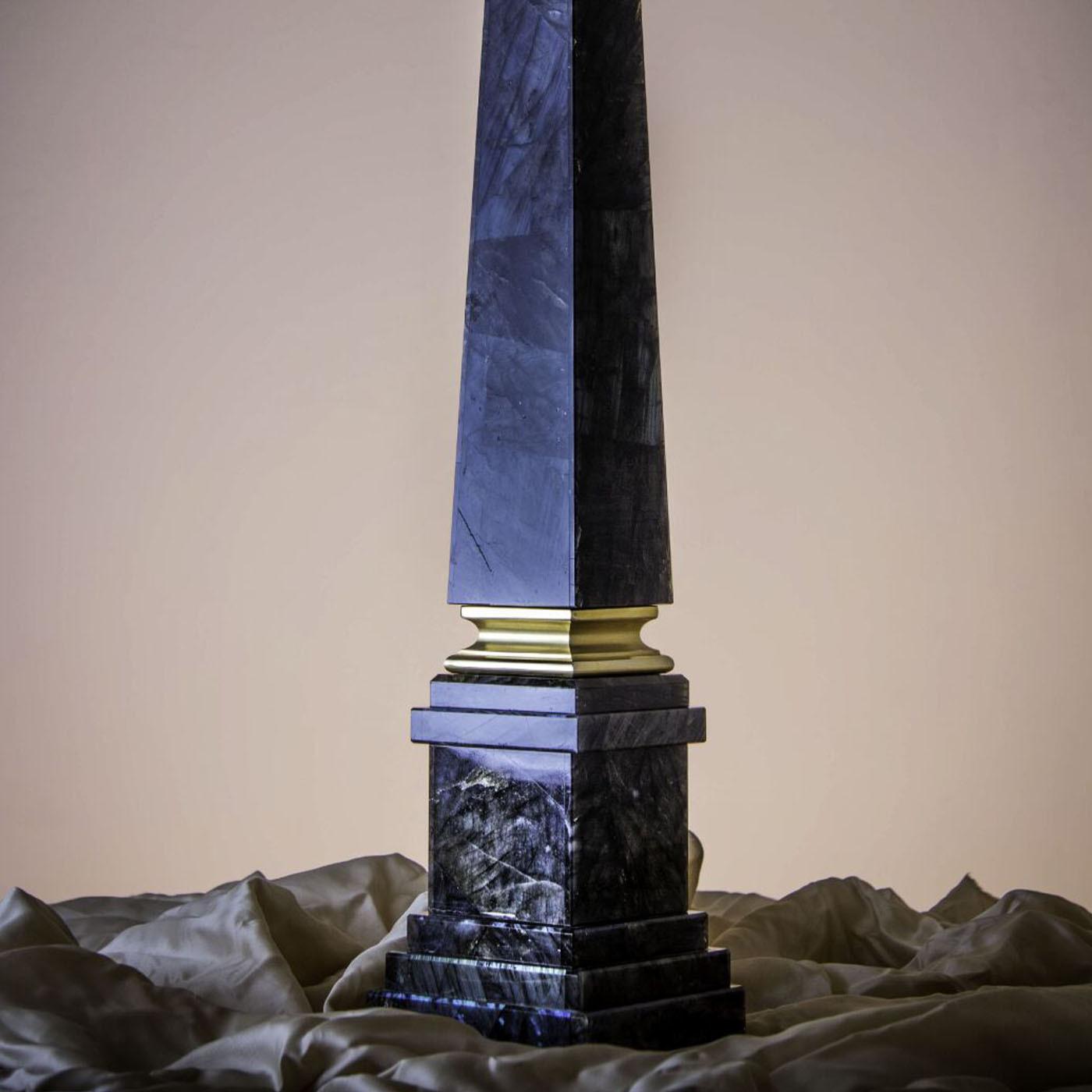 Italiano Obelisco in labradorite Citorio, scultura di Obsydian Stone in vendita
