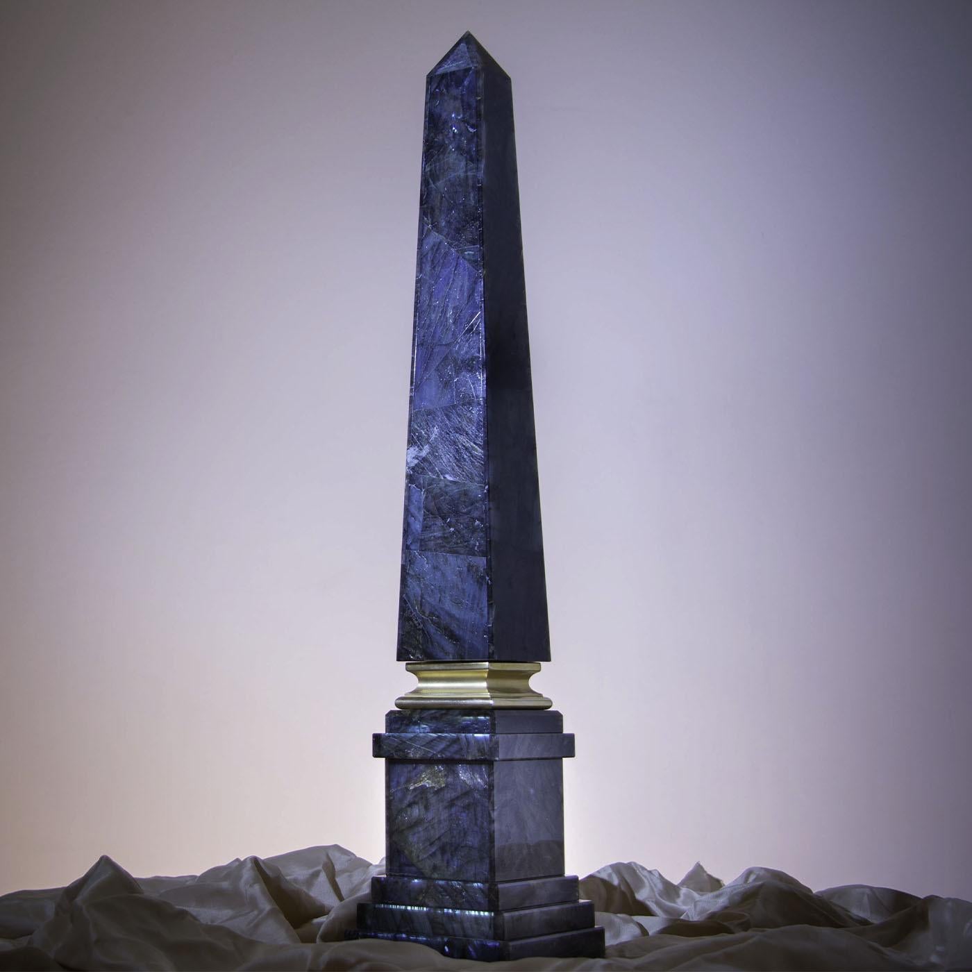 Obelisco in labradorite Citorio, scultura di Obsydian Stone In condizioni Nuovo in vendita a Milan, IT