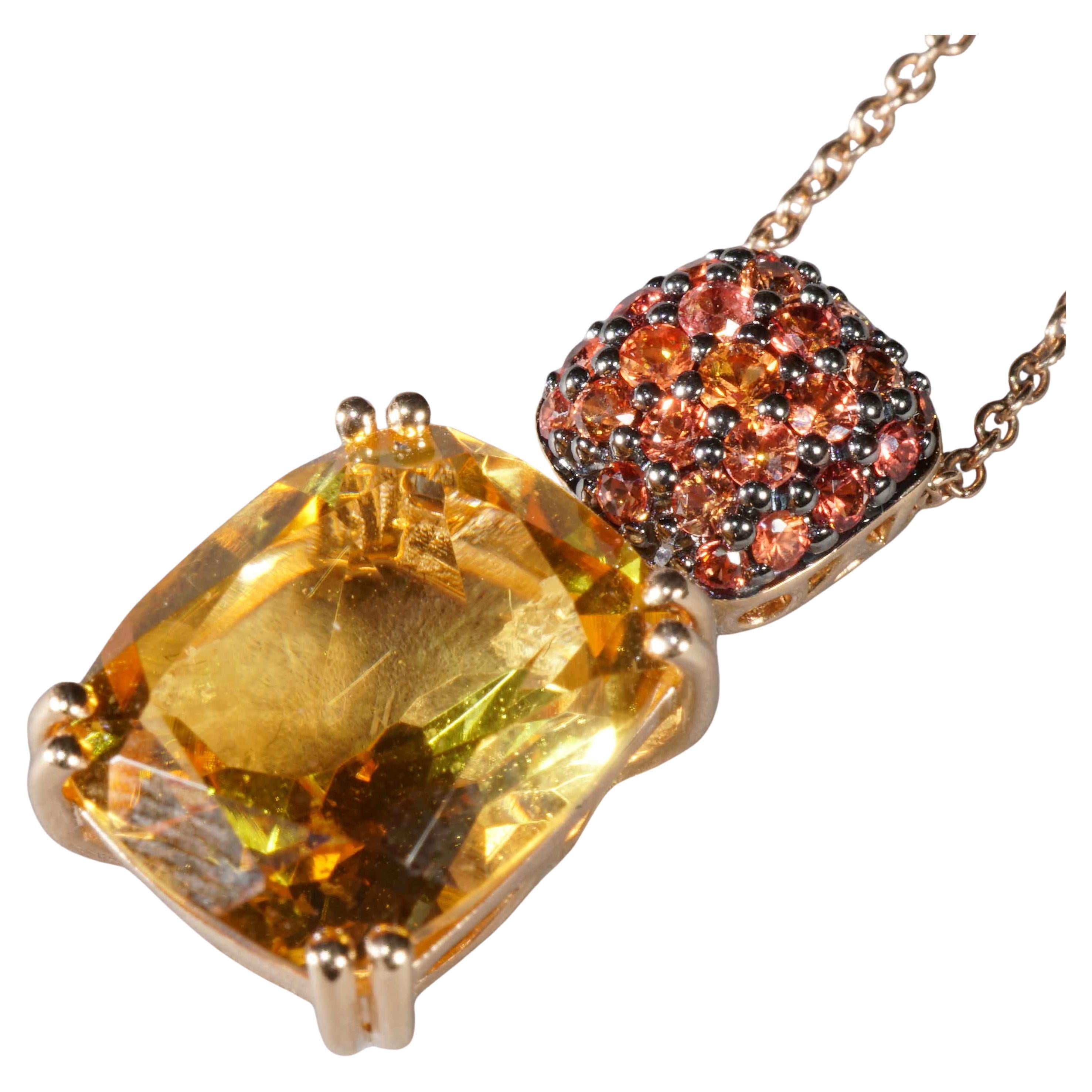 Collana di alta qualità realizzata in un'oreficeria tradizionale italiana a Valenza, dal design moderno, un grande citrino quadrato sfaccettato di circa 4,64 carati, sostenuto da 4 doppi granchi, incastonati in modo traslucido, fissato a un ciondolo