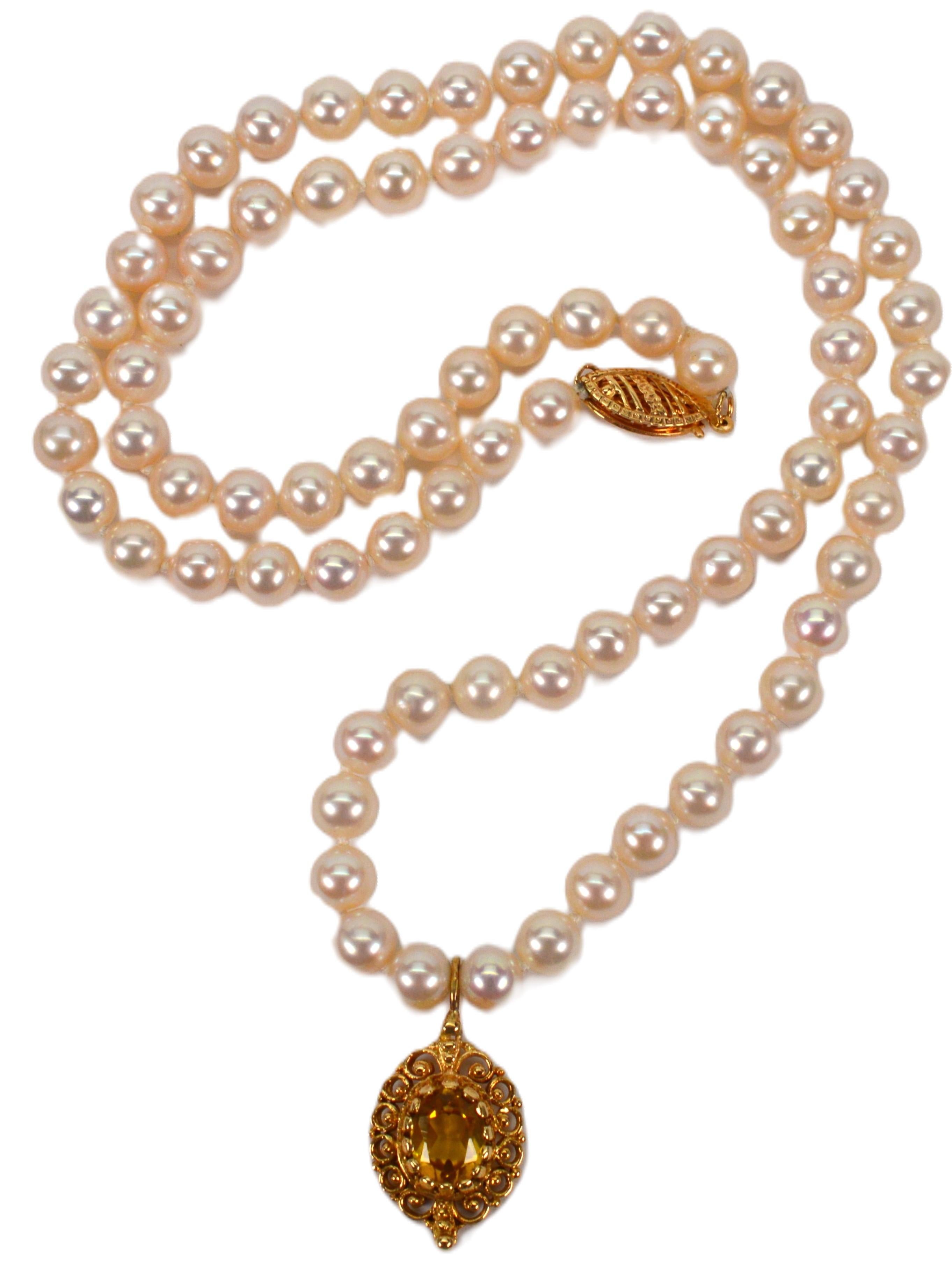Romantica collana di perle di ispirazione regency con un ciondolo in filigrana d'oro giallo 14 carati con un citrino ovale sfaccettato di 3,5 mm. Le perle bianche AA Akoya ad alta lucentezza da 5,3 mm compongono questa collana di perle da 20 pollici