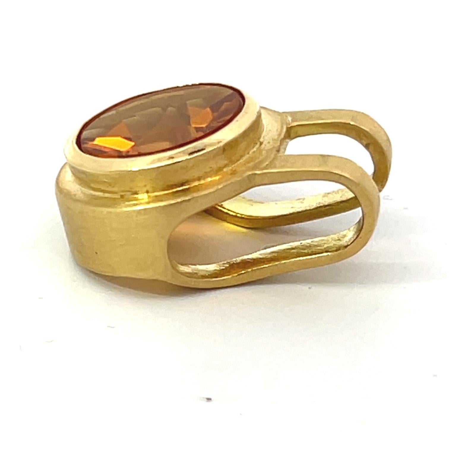 Rayonnant de chaleur et d'élégance, ce pendentif en or jaune 18 carats est orné d'une étonnante citrine ronde, capturant l'éclat doré de la lumière du soleil. Conçue de manière réfléchie, la suspension comprend une très grande caution, parfaitement