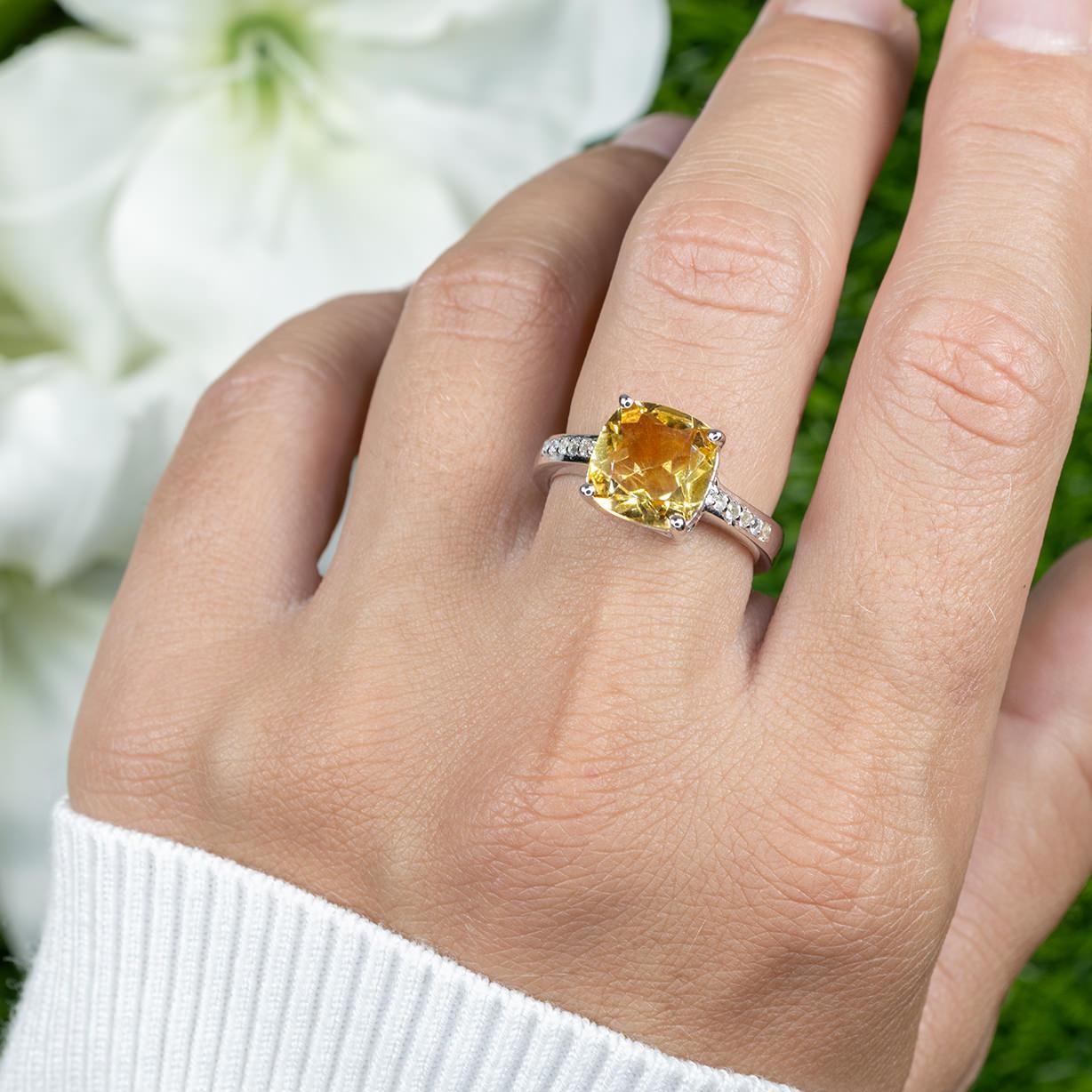 Contemporain Bague solitaire de 3,88 carats sertie de topaze blanche en vente