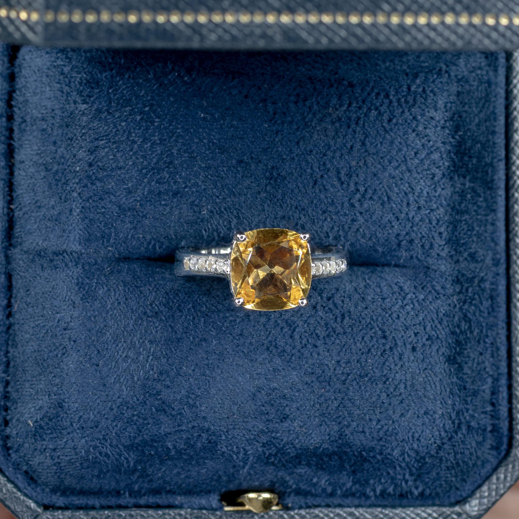 Taille coussin Bague solitaire de 3,88 carats sertie de topaze blanche en vente