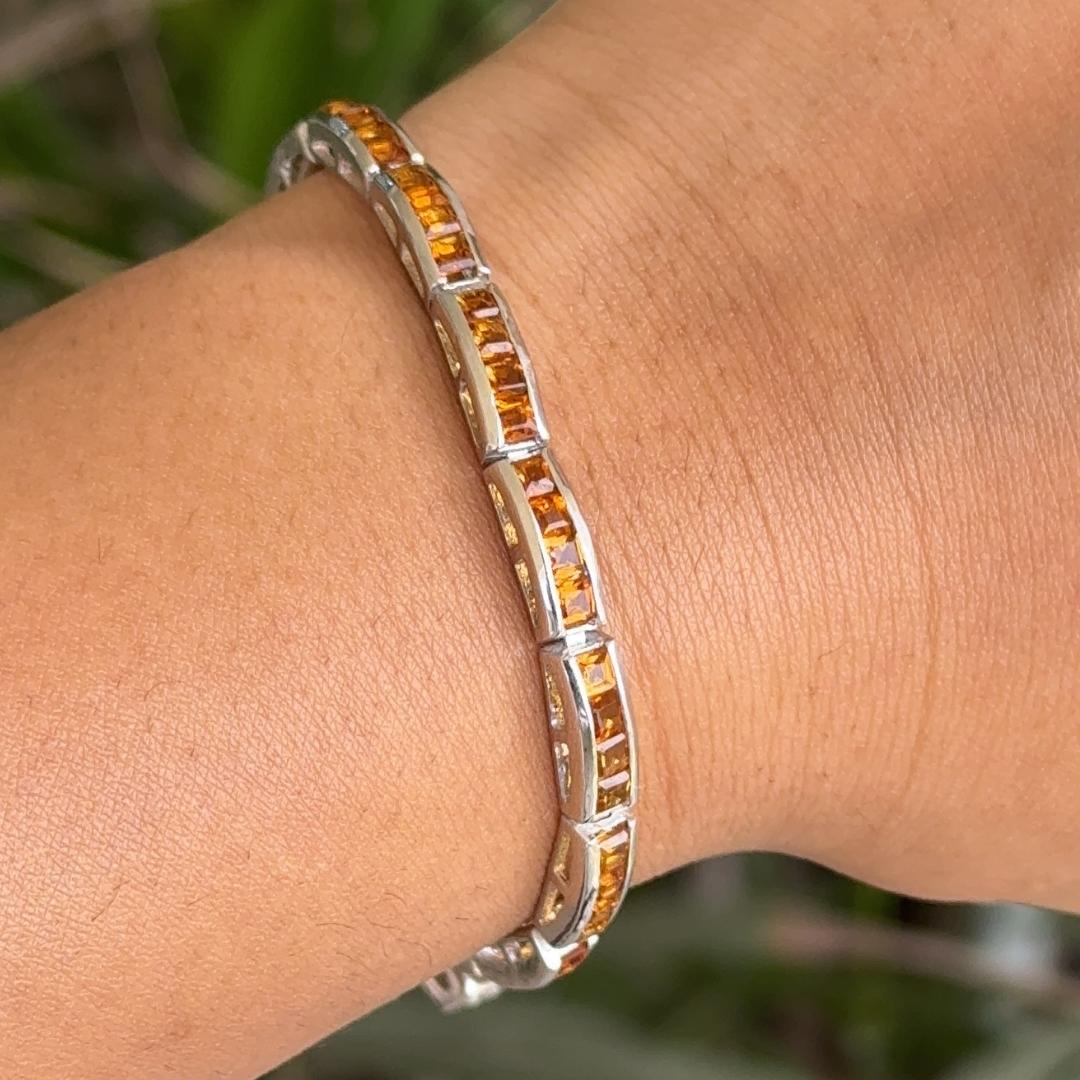 Le bracelet de citrine 6,5 carats, pierre de naissance du mois de novembre, pour femmes en argent sterling met en valeur une citrine naturelle scintillante à l'infini, d'un poids de 6,5 carats. Il mesure 7.25 pouces de long.
La Citrine Nature