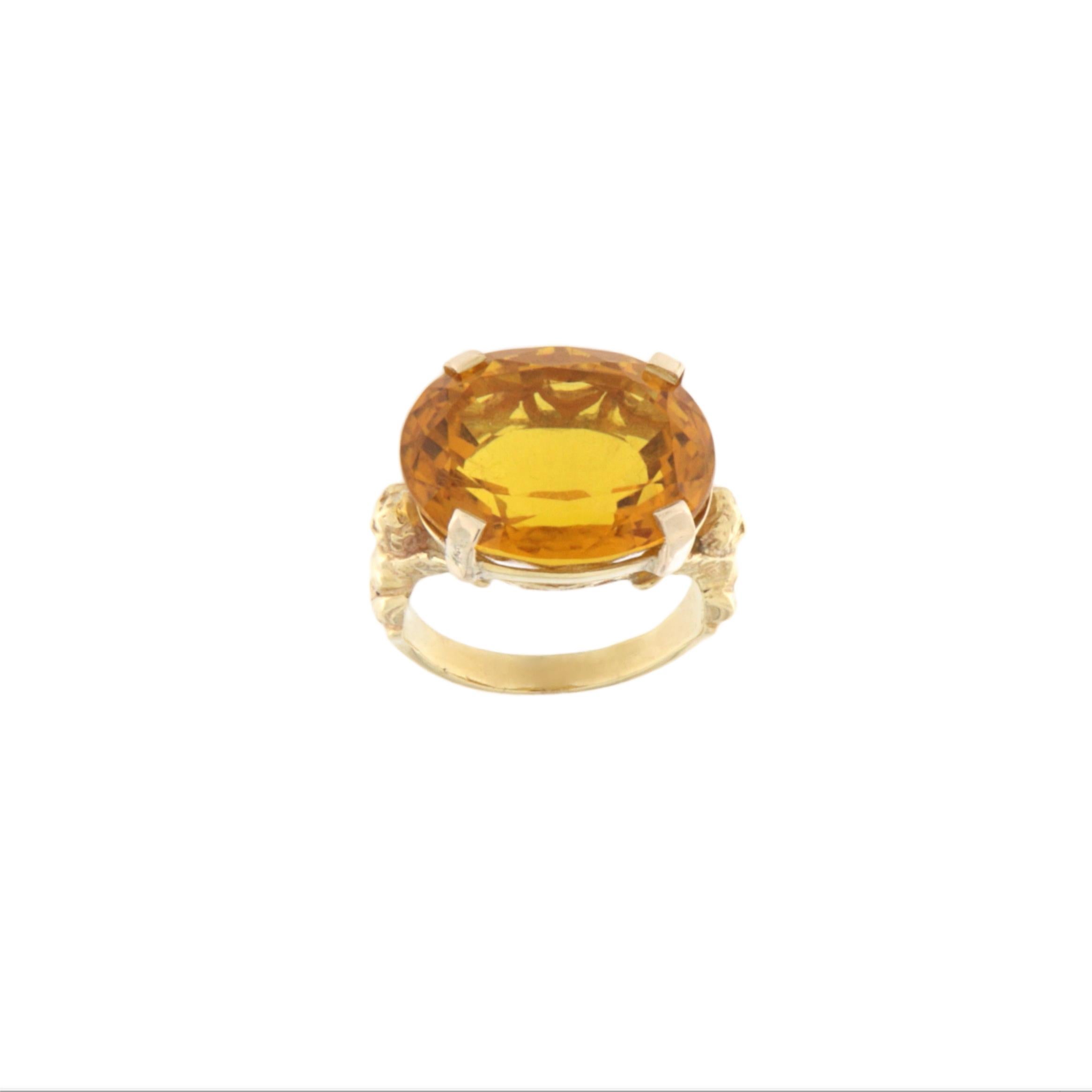 Questo splendido anello è realizzato in oro giallo 9kt e incastonato con un magnifico citrino naturale dal taglio ovale, che spicca come vero e proprio fulcro del pezzo. La gemma mostra un vibrante colore giallo oro con riflessi caldi e ambrati,