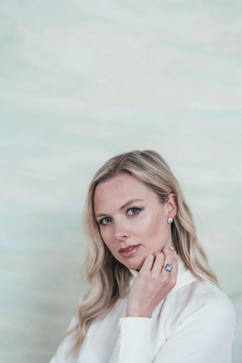 Nos étonnants clous d'oreilles en citrine et émail crème sont pleins de l'éclat des aurores boréales. Alexandra a voulu capturer un peu des couleurs et des formes des lumières dans chaque pièce de cette collection. Nous adorons le résultat de cet