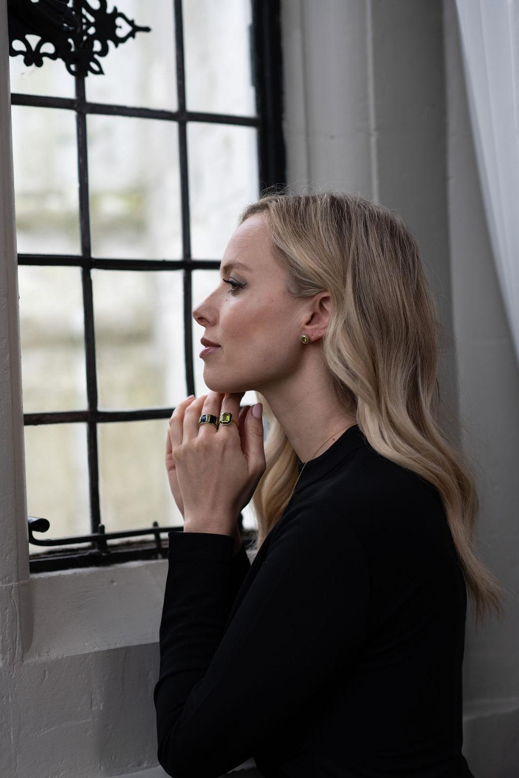 Contemporain Boucles d'oreilles citrine et émail crème en vente