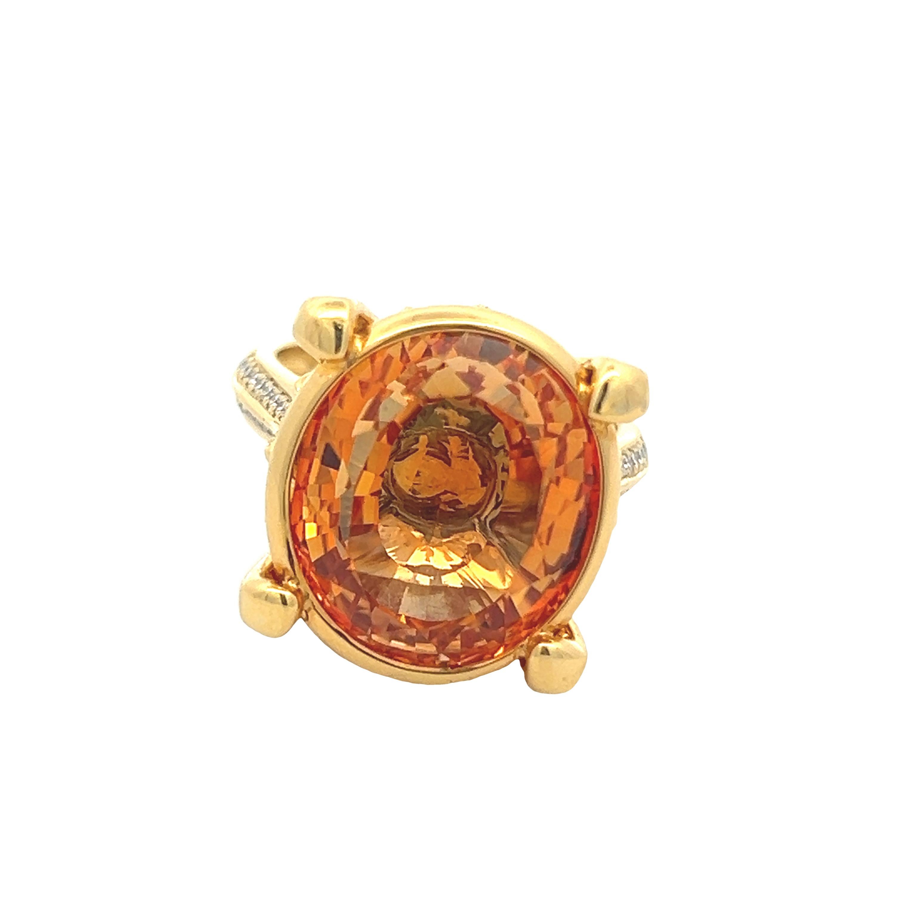 Prova una bellezza senza tempo con questo squisito anello in oro giallo 18 carati con castone di citrino, una vera e propria dichiarazione di eleganza e raffinatezza. Al centro si trova una radiosa gemma citrina, che risplende di calde tonalità