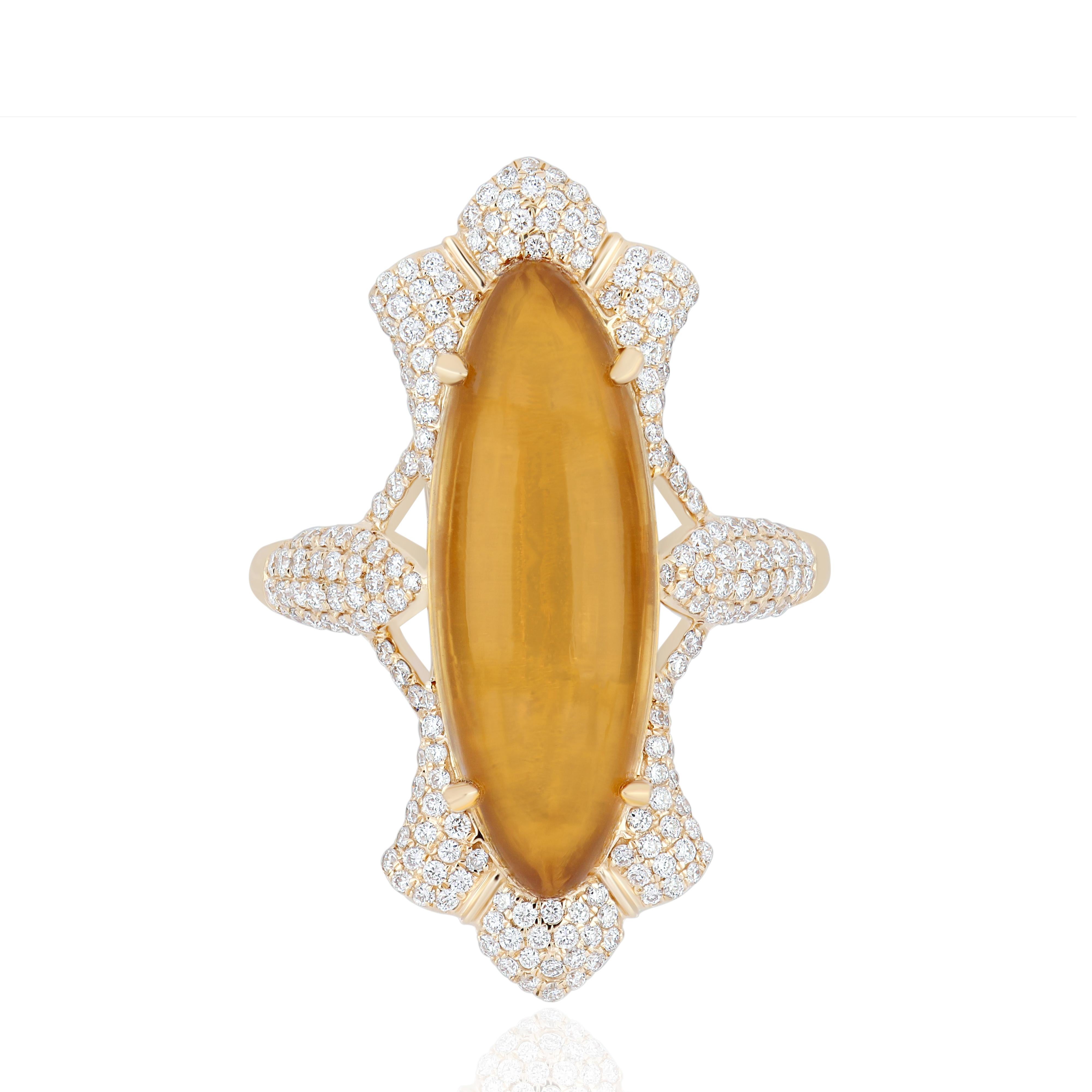 Découvrez le summum du luxe : une bague en or jaune 14 carats aux détails impeccables, dotée d'une superbe tête de mort.   Citrine ovale de 5,75 carats (environ) en son centre, ornée de diamants micro sertis pesant environ 0,62 carat.