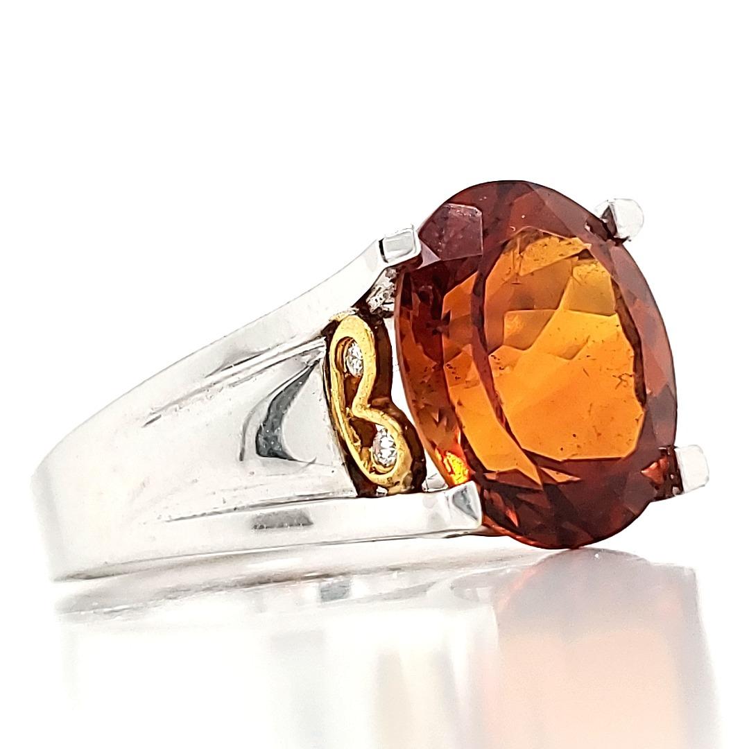 Ring mit Citrin und Diamant aus 18 K Gold.

Schlicht und doch elegant präsentiert sich dieser helle und auffällige Ring mit einem großen ovalen Citrin von 4,30 Karat.

Die intensive braun-orange Farbe des Citrins verleiht ihm ein feuriges und