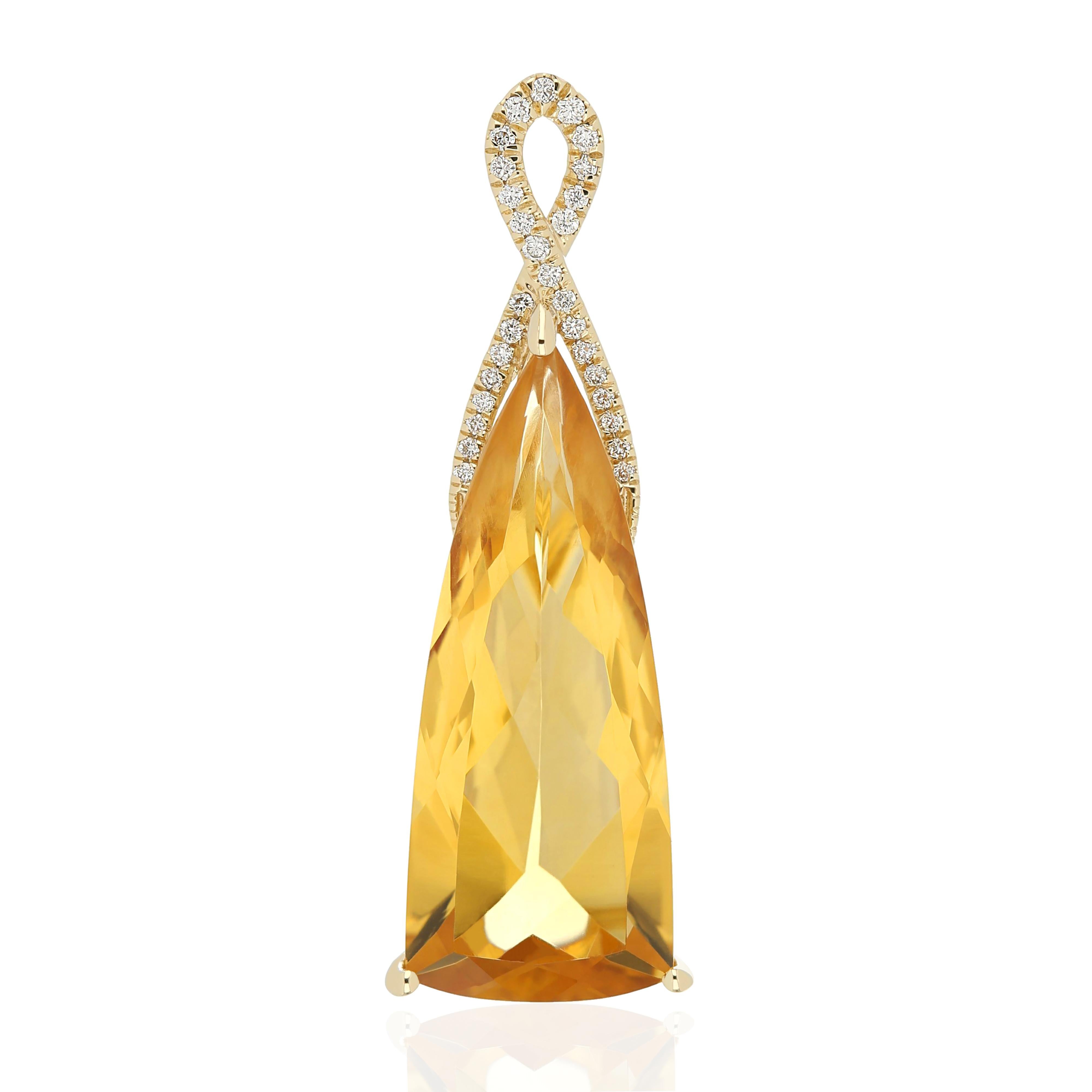 Pendentif en or jaune 14 carats, élégant et délicatement détaillé, serti au centre de 9,05 cts de citrine en forme de trillion et de micro diamants en pavé, pesant environ 0,09 cts. Magnifiquement réalisé à la main en or jaune 14 carats.

Détail de