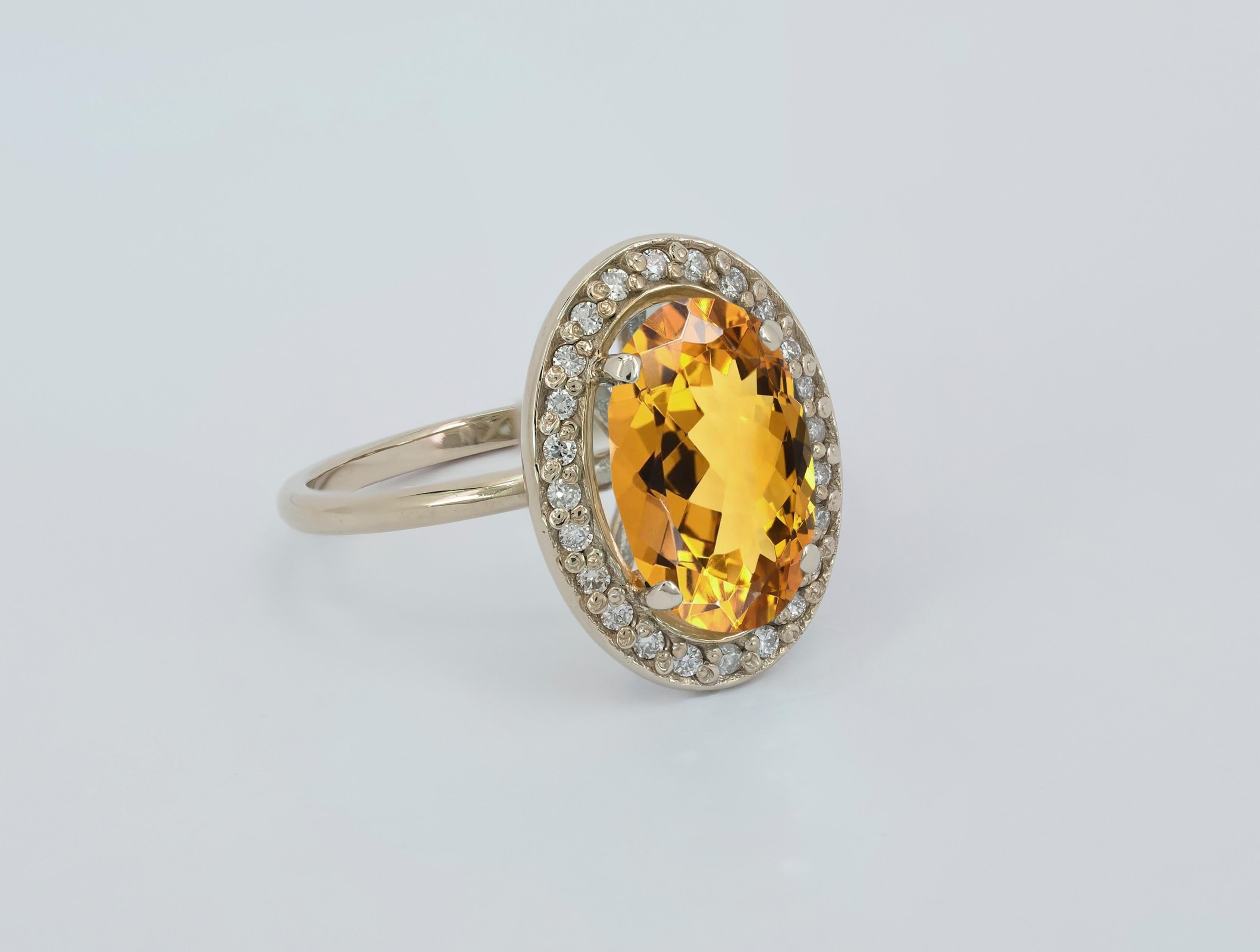 Taille ovale Bague en or 14k avec citrine et diamants.  en vente