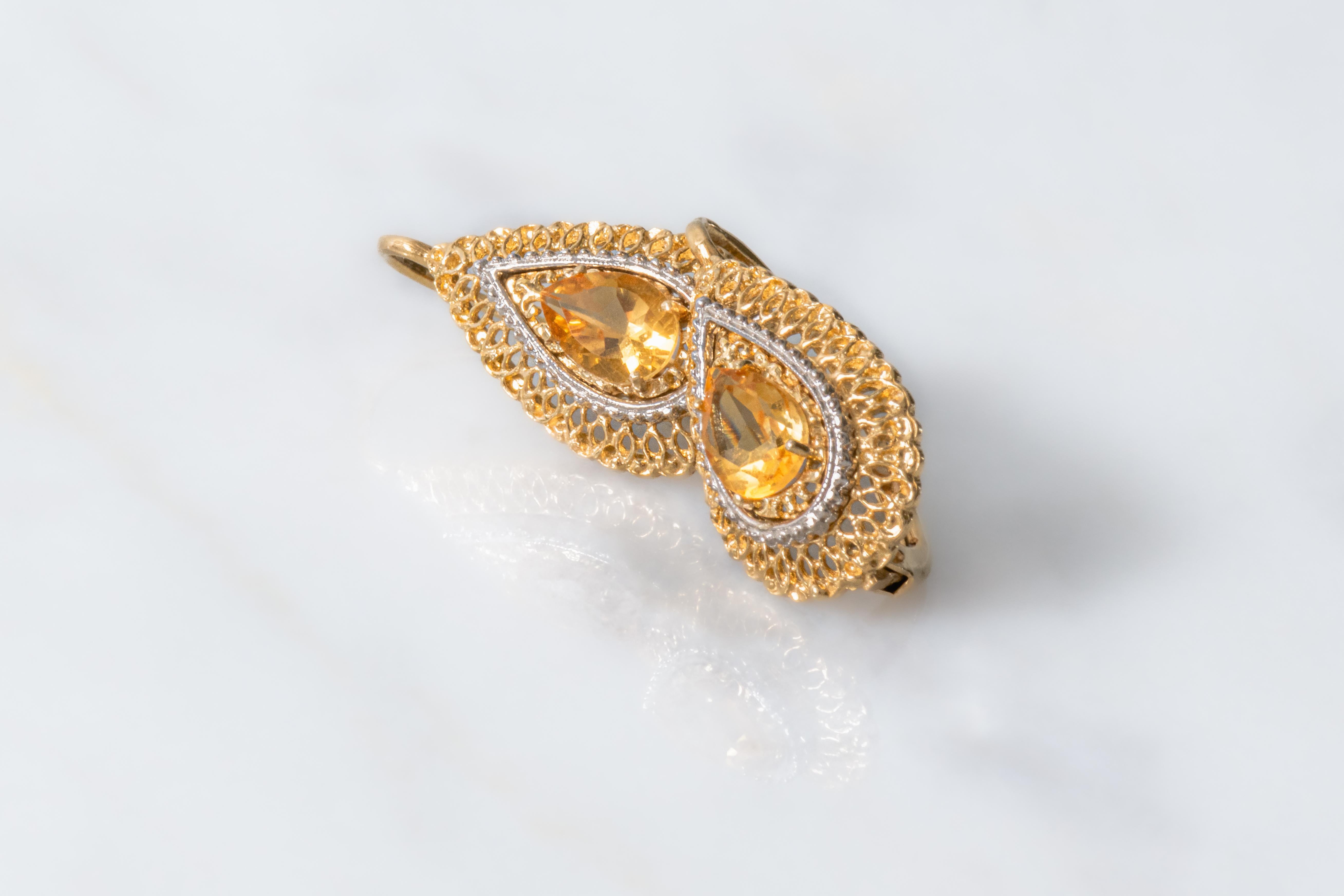 Ces boucles d'oreilles contemporaines présentent deux citrines en forme de poire montées sur de l'or jaune 14 carats et de l'argent, ornées de filigrane et de métal milegrain. Elles sont légères et élégantes. Les boucles d'oreilles sont munies de