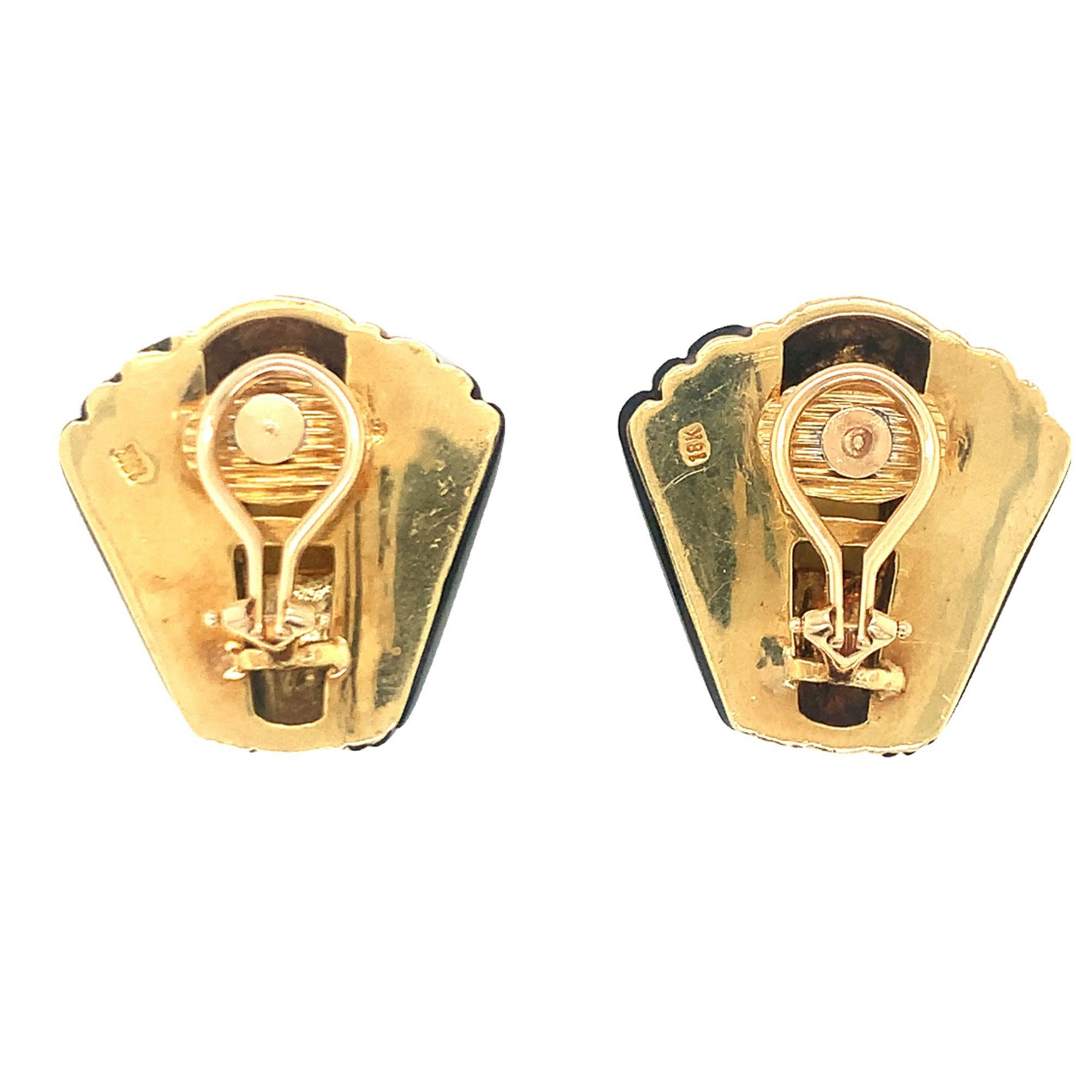 Emerald Cut Citrine and Onyx 18k Yellow Gold Earclips, circa 1970s For Sale