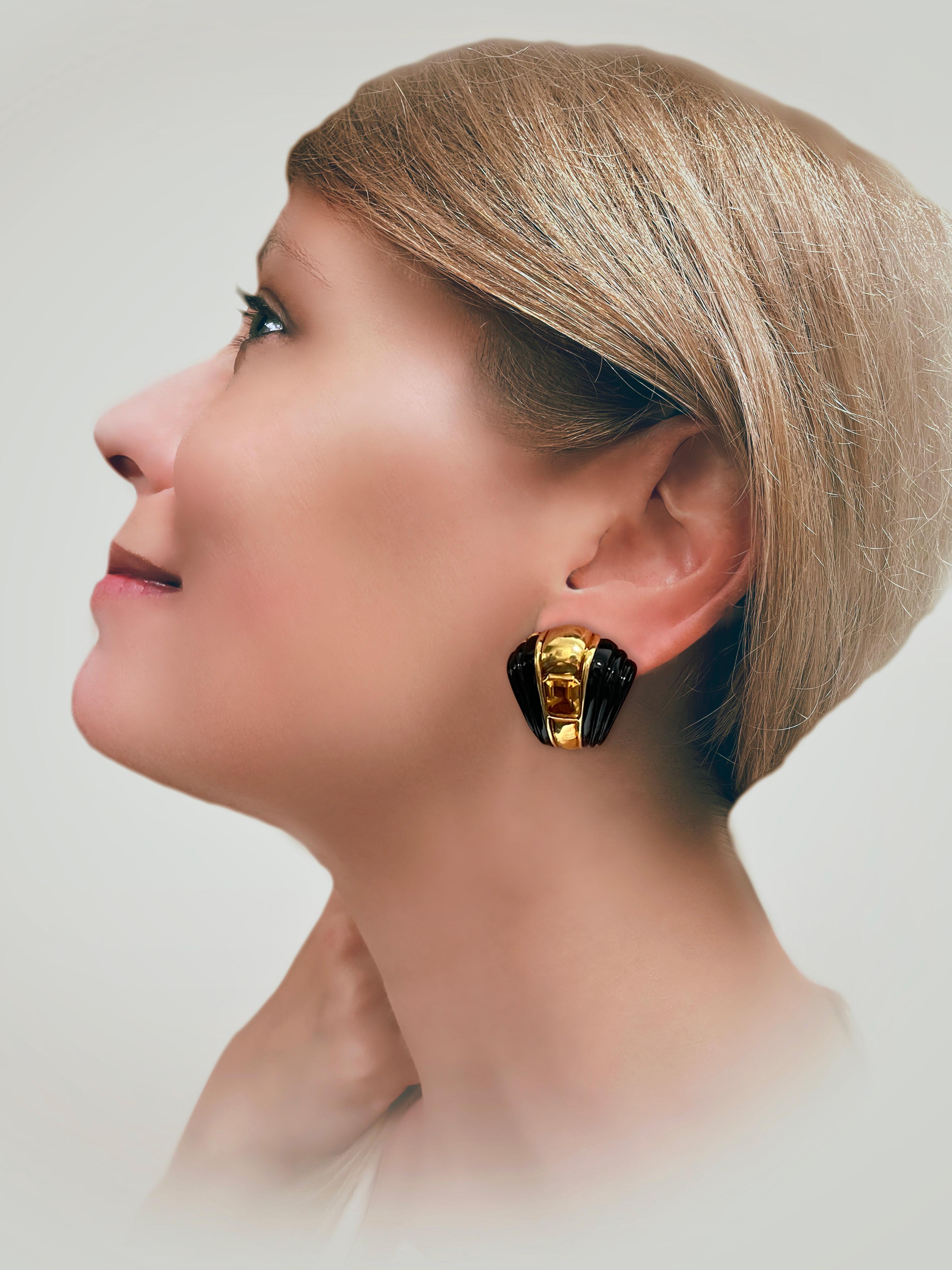 Women's Citrine and Onyx 18k Yellow Gold Earclips, circa 1970s For Sale
