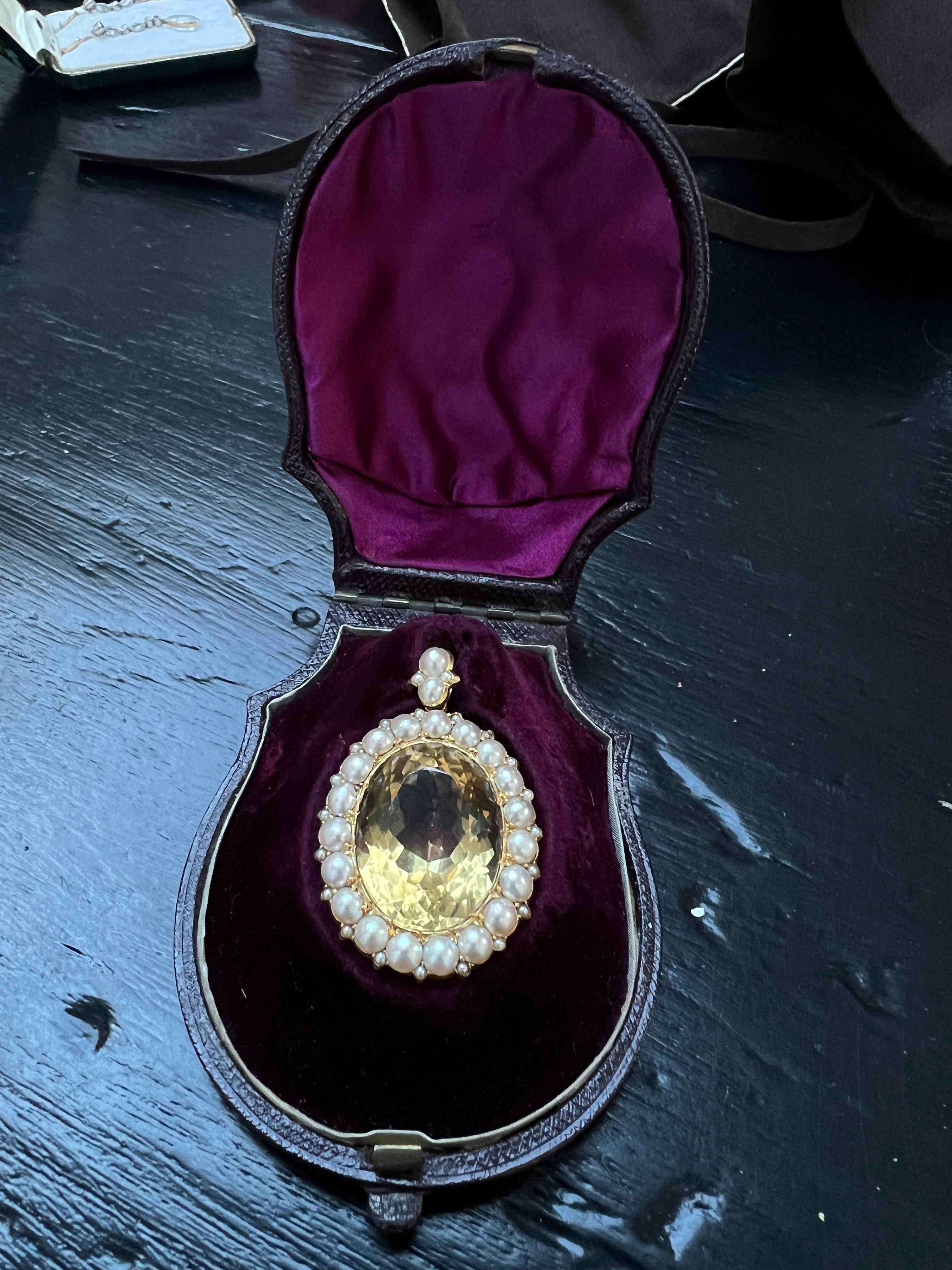 Taglio ovale Ciondolo ovale con citrino e perla, metà del XIX secolo in vendita