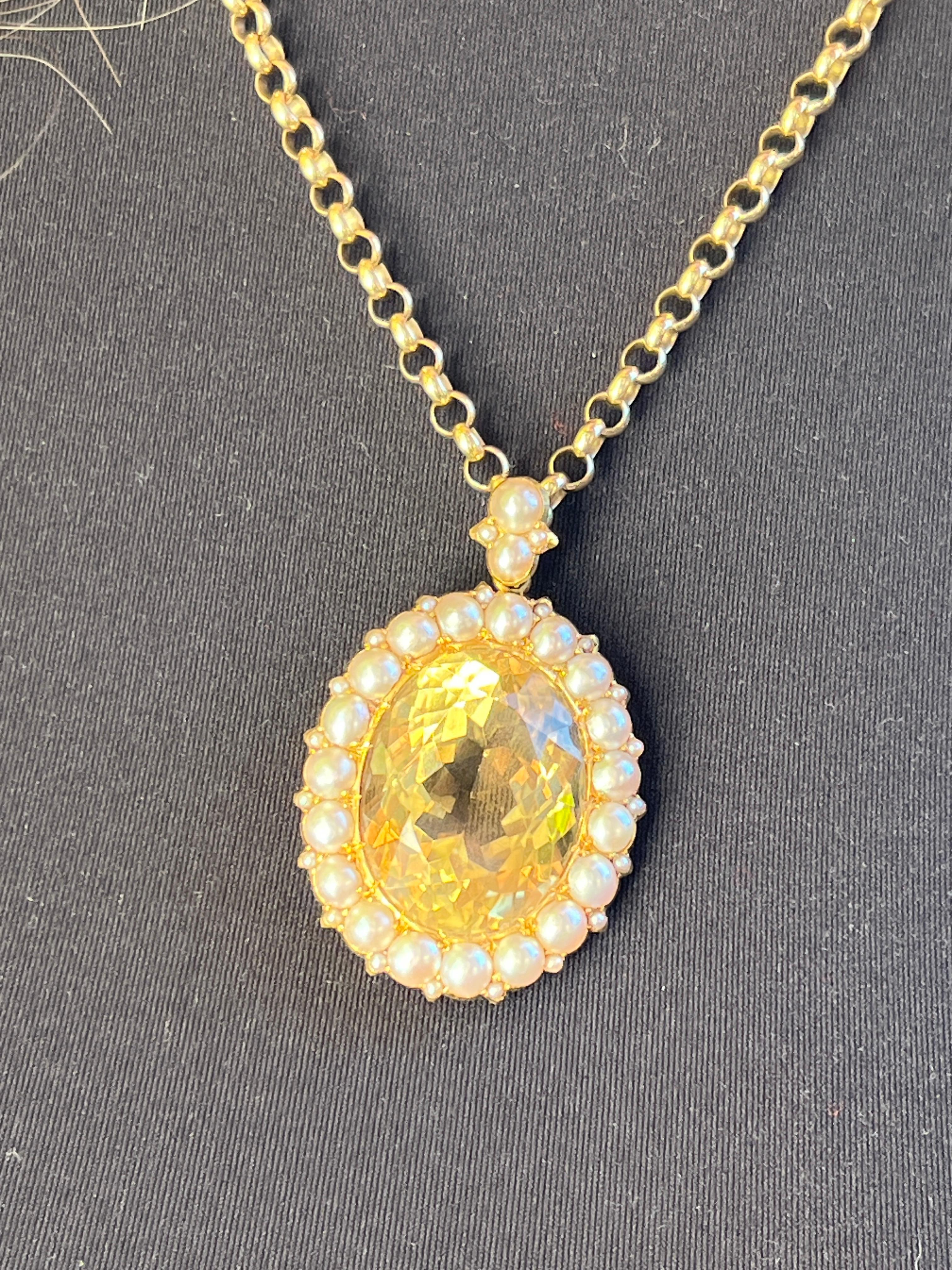 Ciondolo ovale con citrino e perla, metà del XIX secolo In condizioni ottime in vendita a London, GB