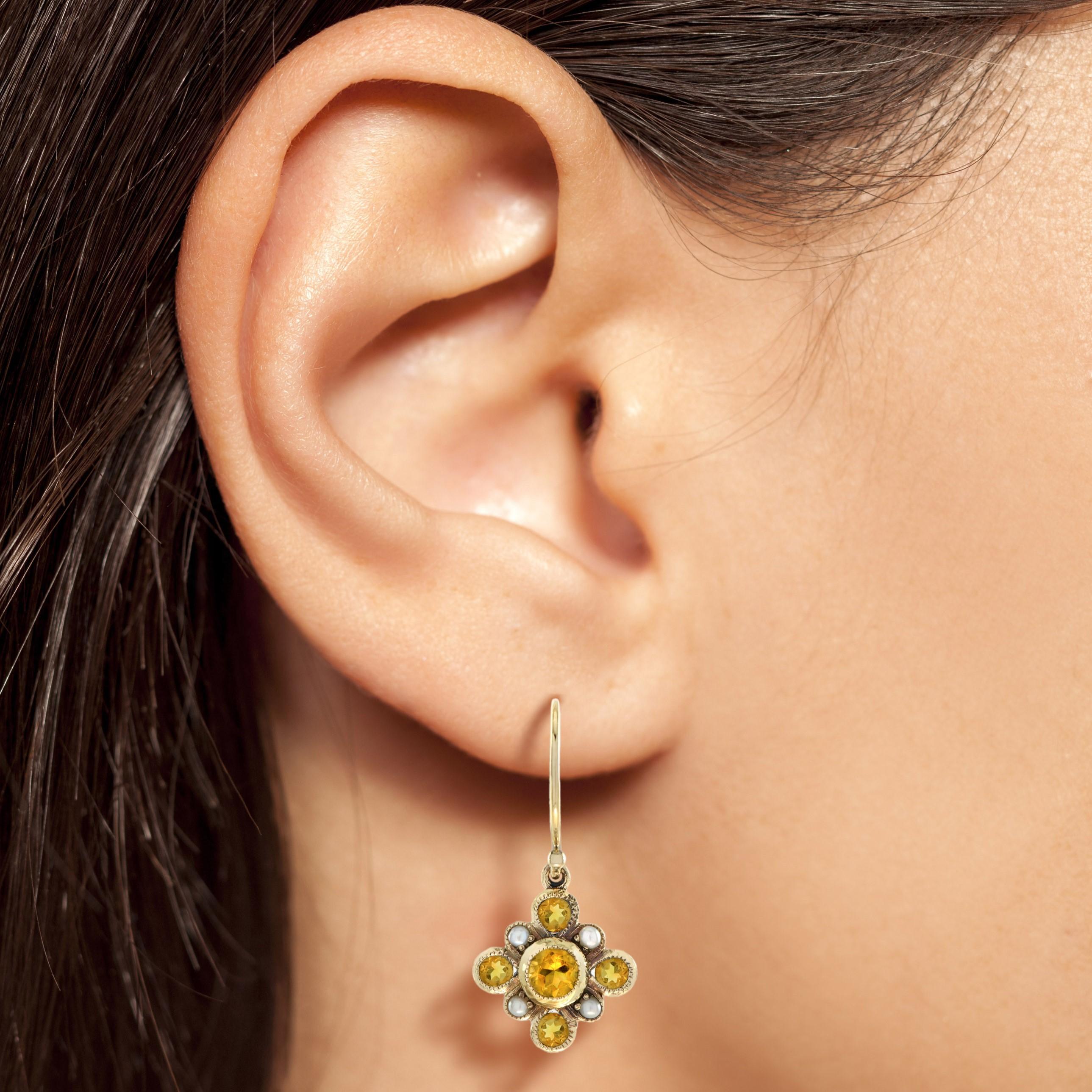 I deliziosi orecchini con citrino e perle aggiungono un tocco colorato e vintage a qualsiasi abbigliamento. Gli orecchini a grappolo con fiori sono caratterizzati da citrini e perle che circondano un citrino centrale. Questi orecchini unici sono