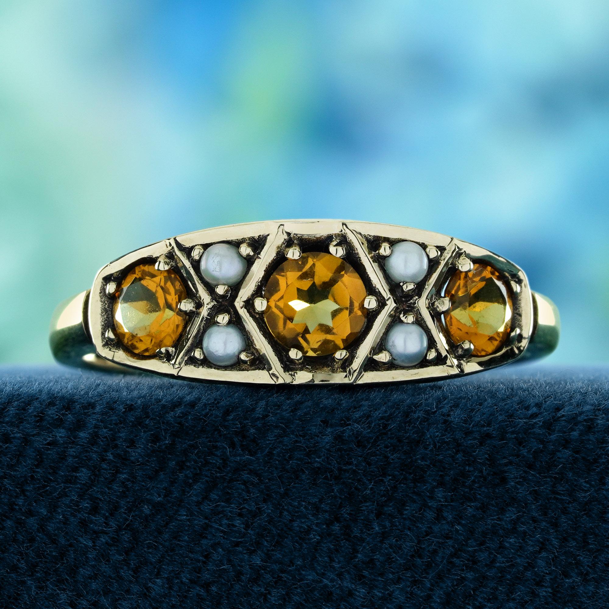 Drei strahlende Zitrinen in der Mitte, flankiert von zarten Perlen, die einen Hauch von klassischer Eleganz verleihen. Der warme, goldene Farbton des Zitrins wird durch den sanften, glänzenden Schimmer der Perlen wunderbar ergänzt und bildet einen