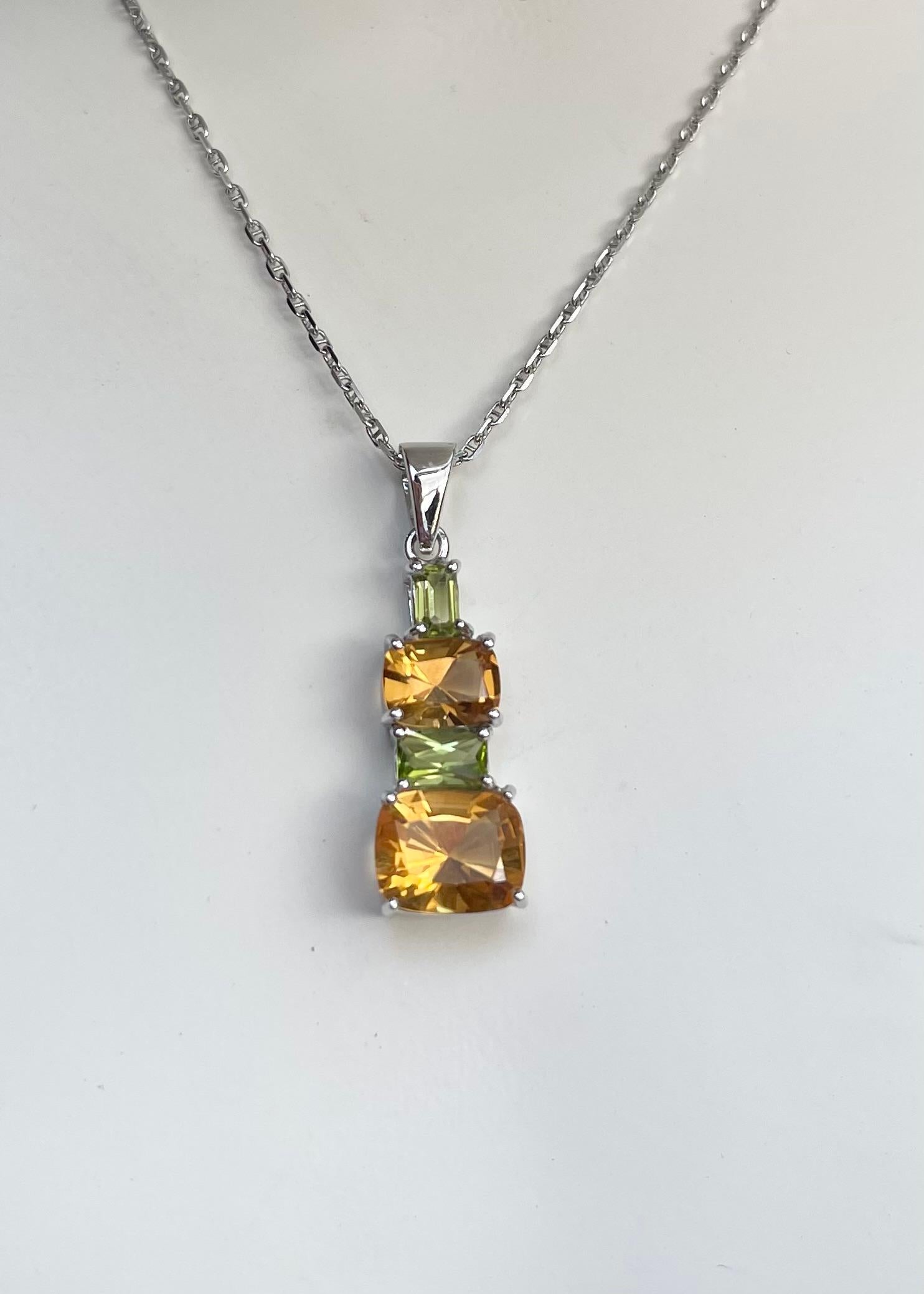 Citrin 3,81 Karat und Peridot 0,85 Karat Anhänger in 14K Weißgoldfassung
(Kette nicht enthalten)

Breite: 1.0 cm 
Länge: 3.3 cm
Gesamtgewicht: 3,41 Gramm

