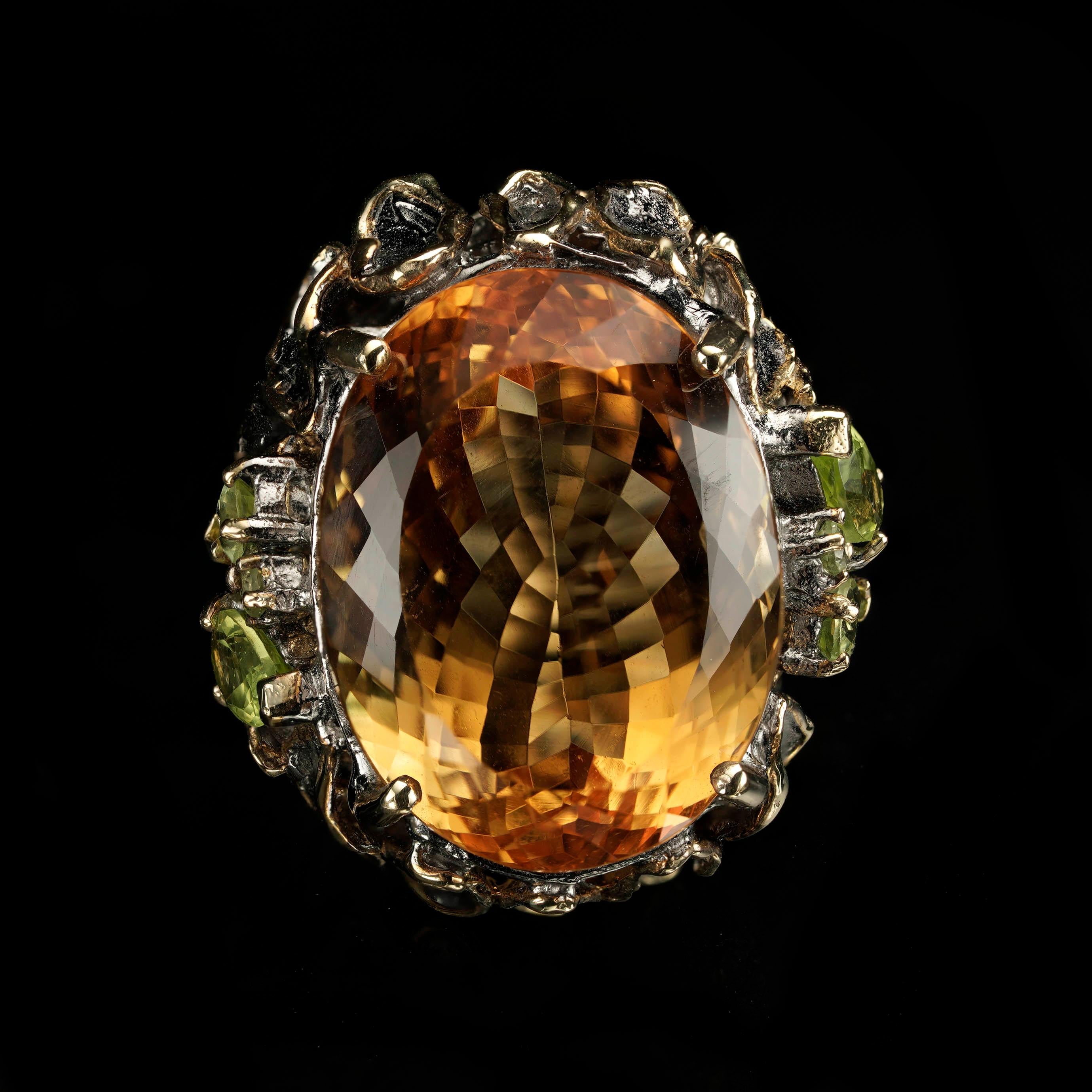 Dieser exquisite Cocktailring aus Citrin und Peridot ist ein Zeugnis feiner amerikanischer Handwerkskunst. In der Mitte befindet sich ein atemberaubender, facettierter Citrin mit warmen, goldenen Farbtönen, der durch leuchtend grüne Peridot-Akzente