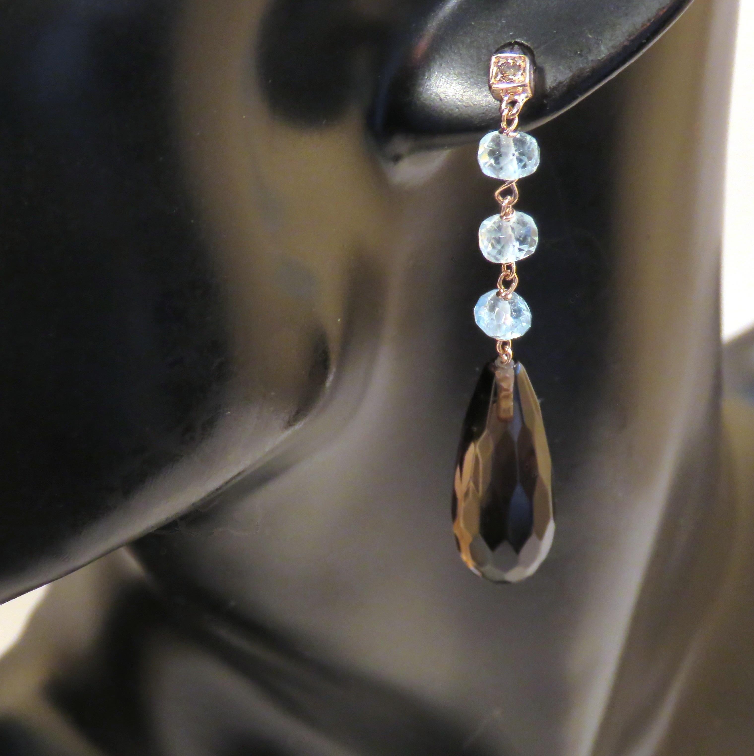 Bellissimi orecchini pendenti con gocce di citrino marrone naturale sfaccettato, acquamarina sfaccettata e diamanti marroni taglio brillante da 0,04 carati. Ogni orecchino è realizzato a mano in Italia da Botta Gioielli in oro rosa a 9 carati. La