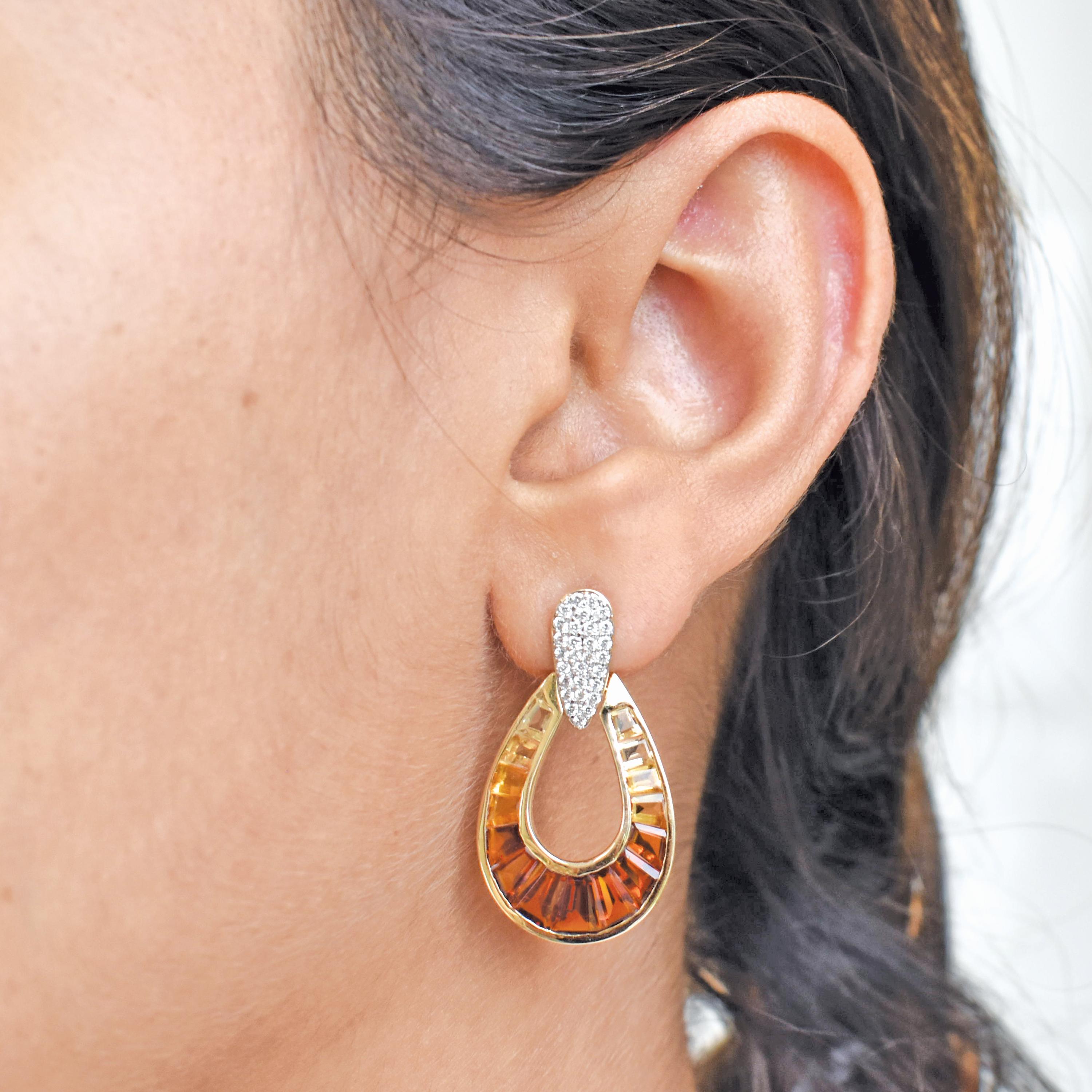 Boucles d'oreilles pendantes Citrine Baguette Diamant Calibre Cut Or 14 carats

L'art, la couleur et la culture sont tous réunis pour inspirer ces boucles d'oreilles en or 14 carats, composées de baguettes coniques de citrine taillées en calibre et