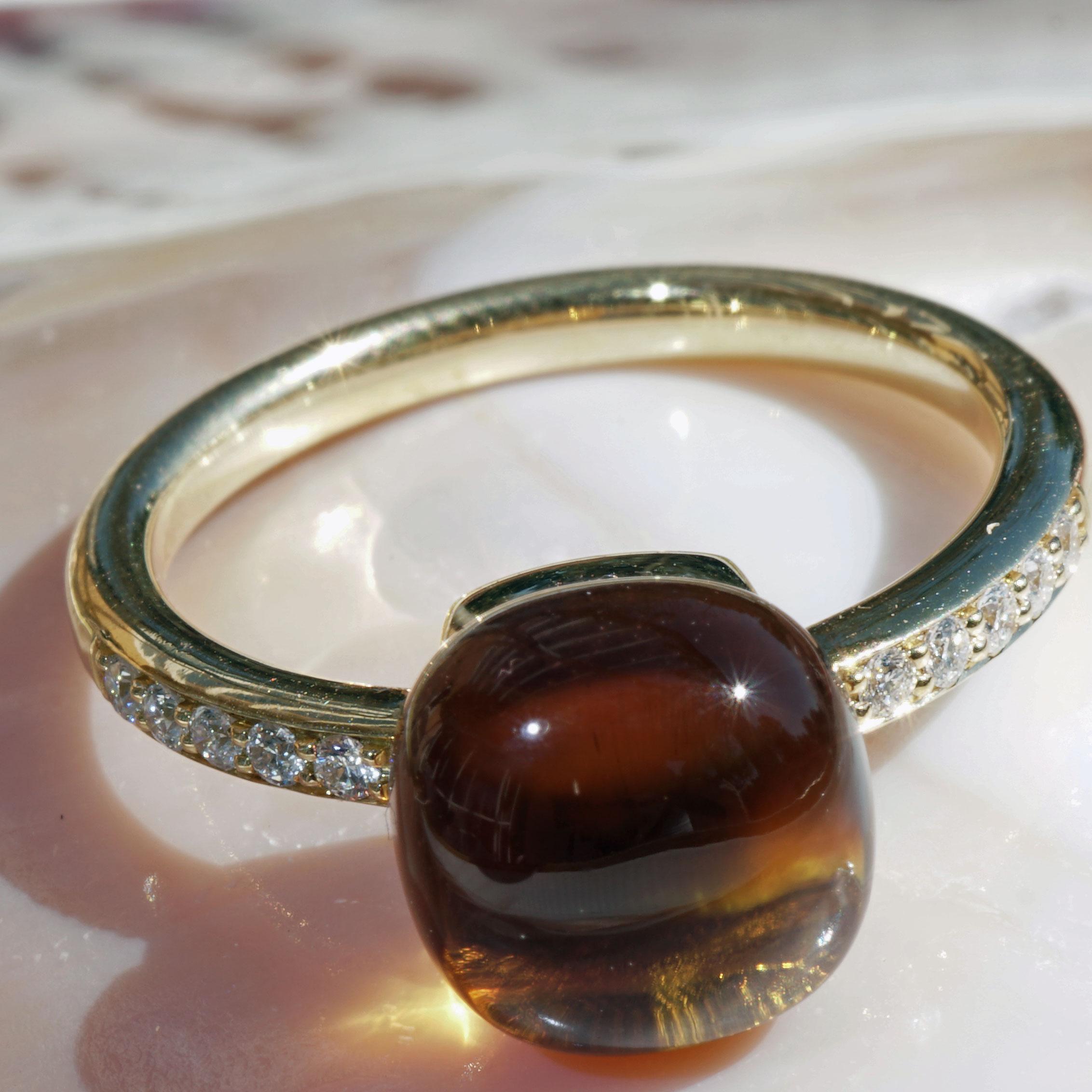 una pieza de joyería intemporal, hecha en una manufactura orfebre tradicional de Valenza/Italia, marcada con el logotipo de Schmuckzicke, un cabujón cuadrado de citrino del codiciado color Madeira, aprox. 4,72 ct, AAA+, brillo, aprox. 9 x 9 mm,