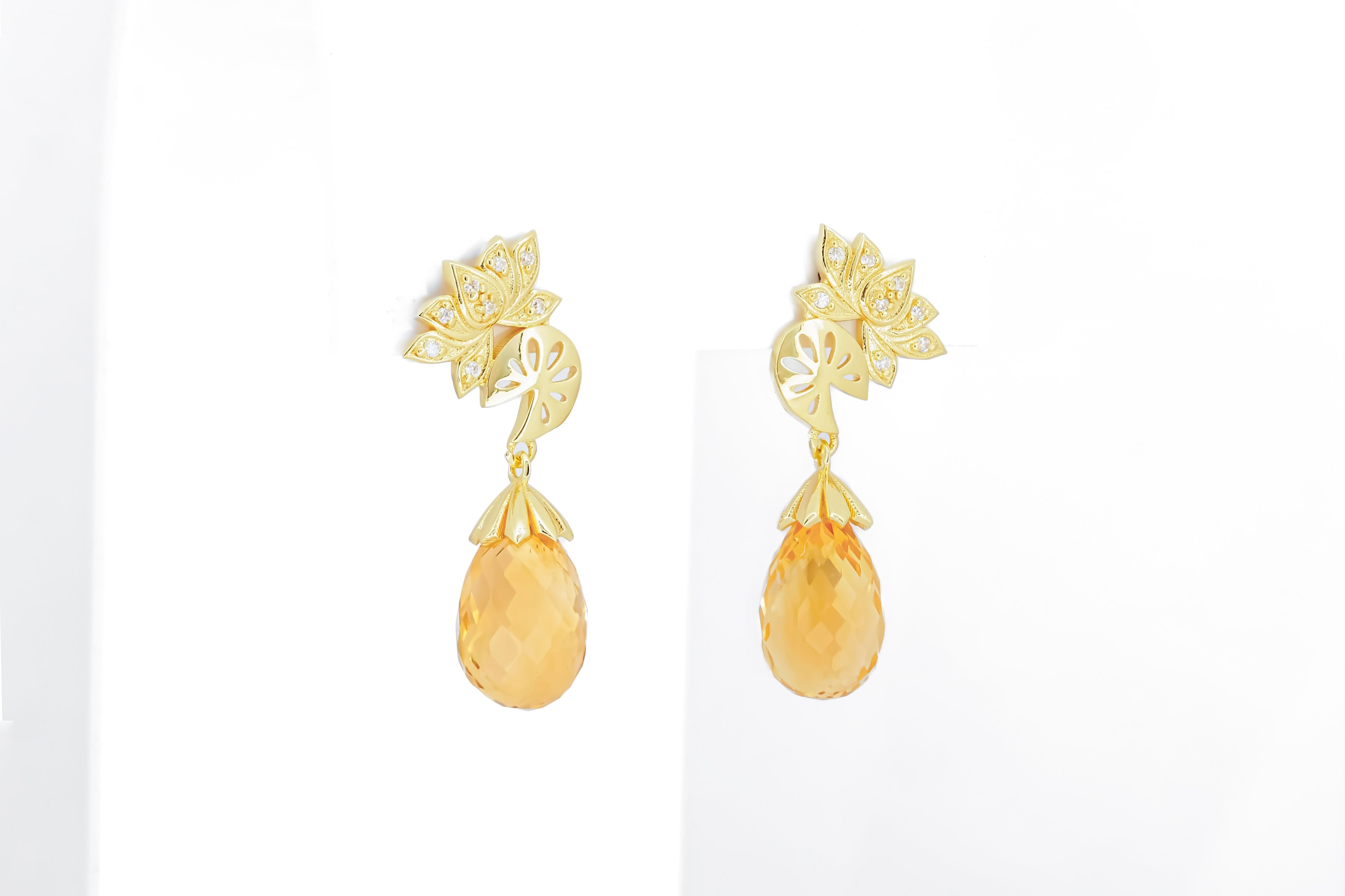 Modern Citrine briolette 14k gold earrings studs. For Sale