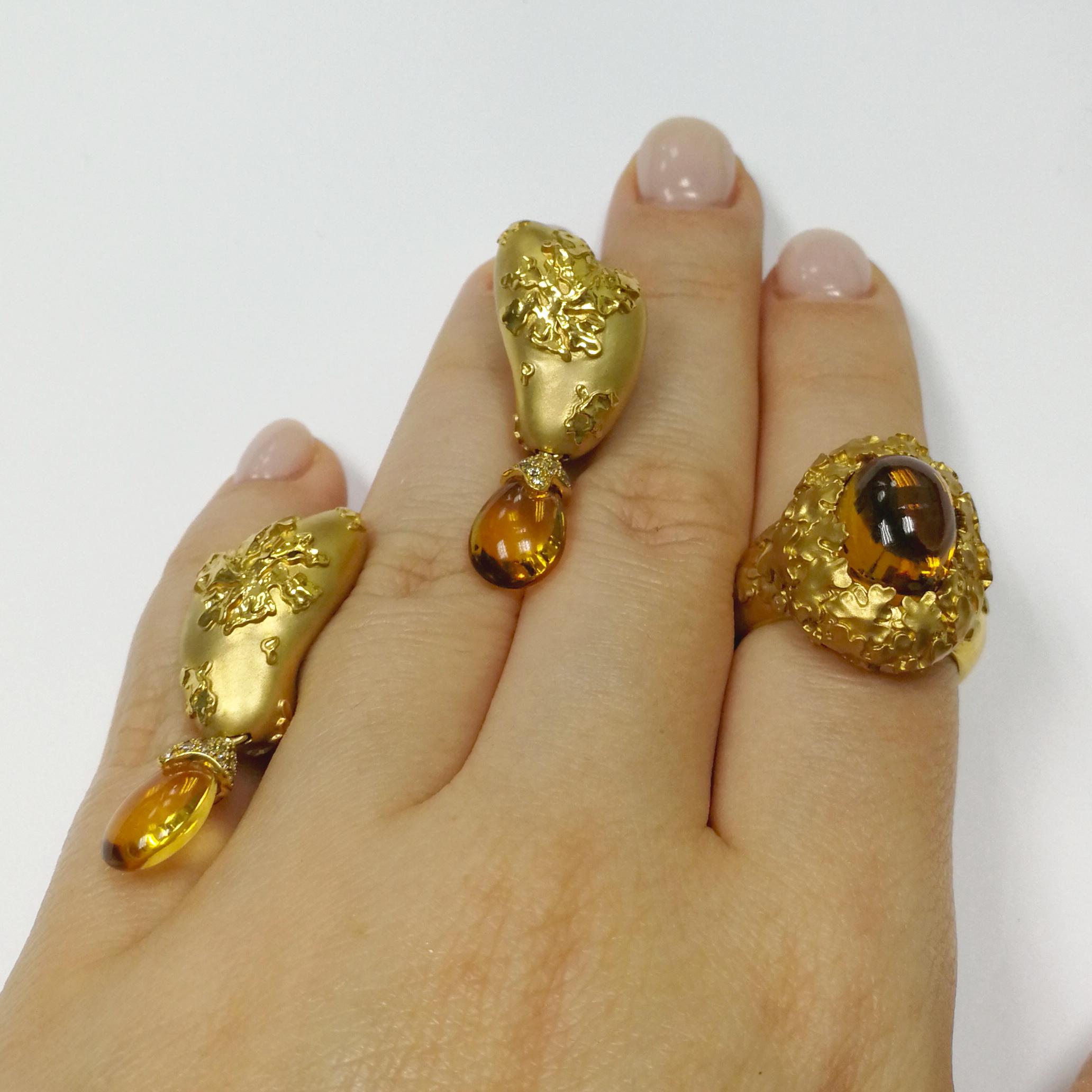Citrine Champagne Diamonds 18 Karat Yellow Gold Moss Suite
Moss is an amazing plant that grows in moist forests, does not take root and has no leaves. Moss is diverse in its color. Our Suite is made in 18 Karat Yellow Gold. In the Ring, you can see
