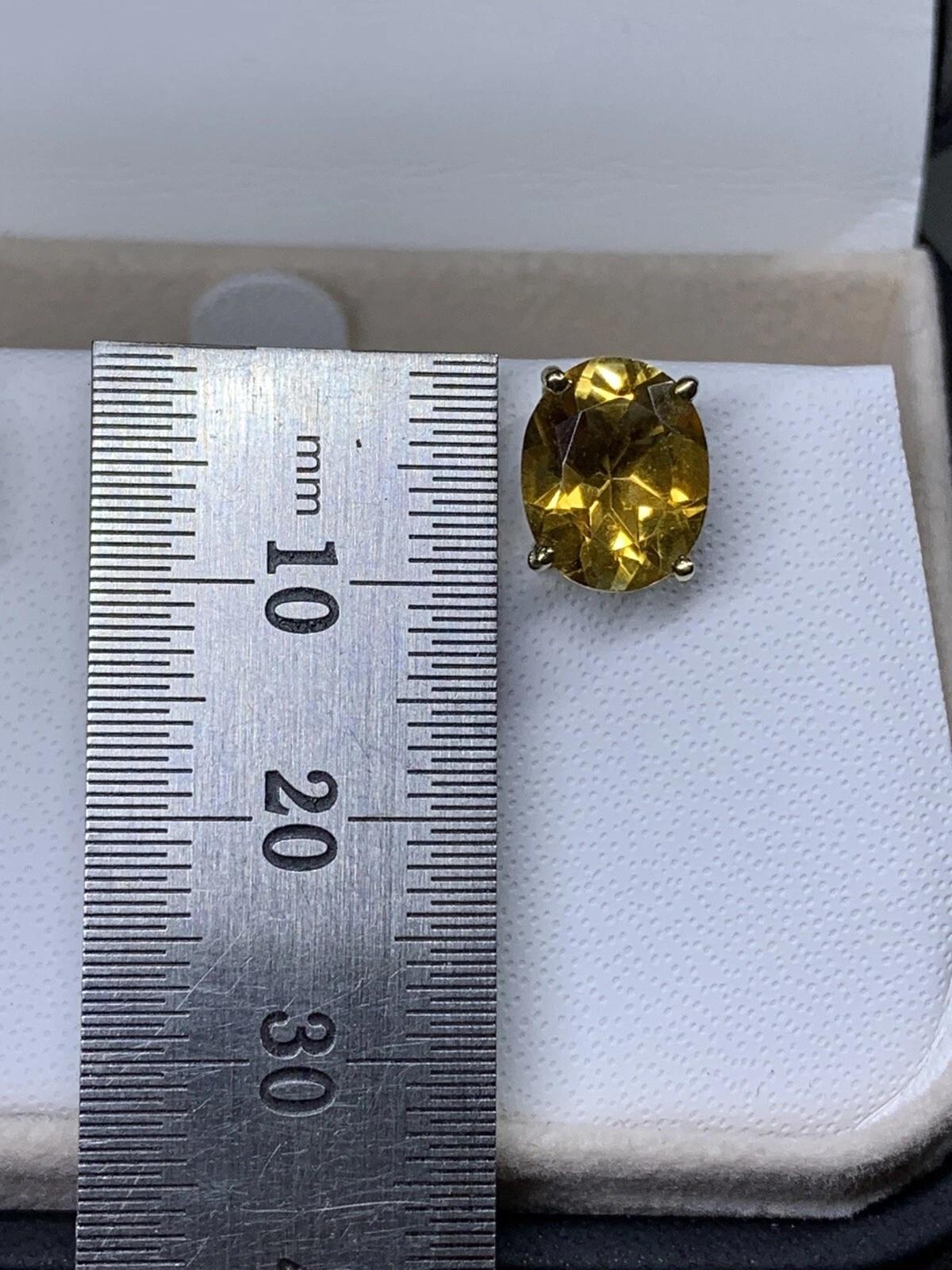 Orecchini solitari in oro giallo 4,10ct Citrino Chunky
Orecchini con perno a forma di solitario ovale in oro giallo 9 ct. 
Gemma citrina naturale di colore arancione vivo taglio ovale peso totale 4,10ct 
Marchio di garanzia
Orecchini con perno